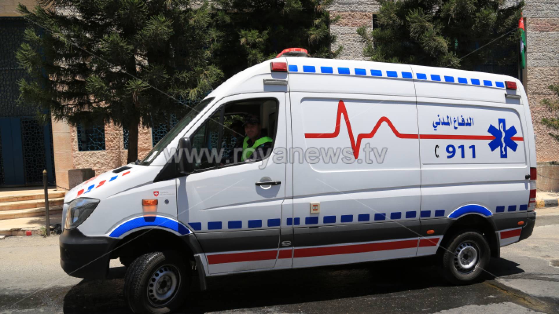 مركبة إسعاف تابعة للدفاع المدني