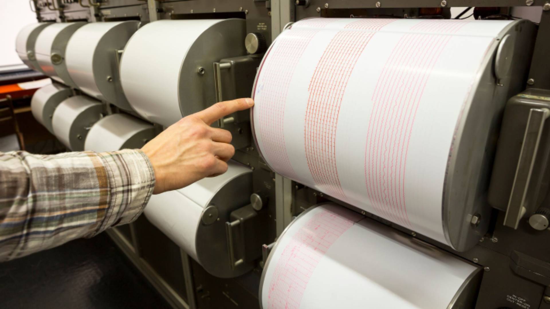 تسجيل زلزال على مقياس ريختر