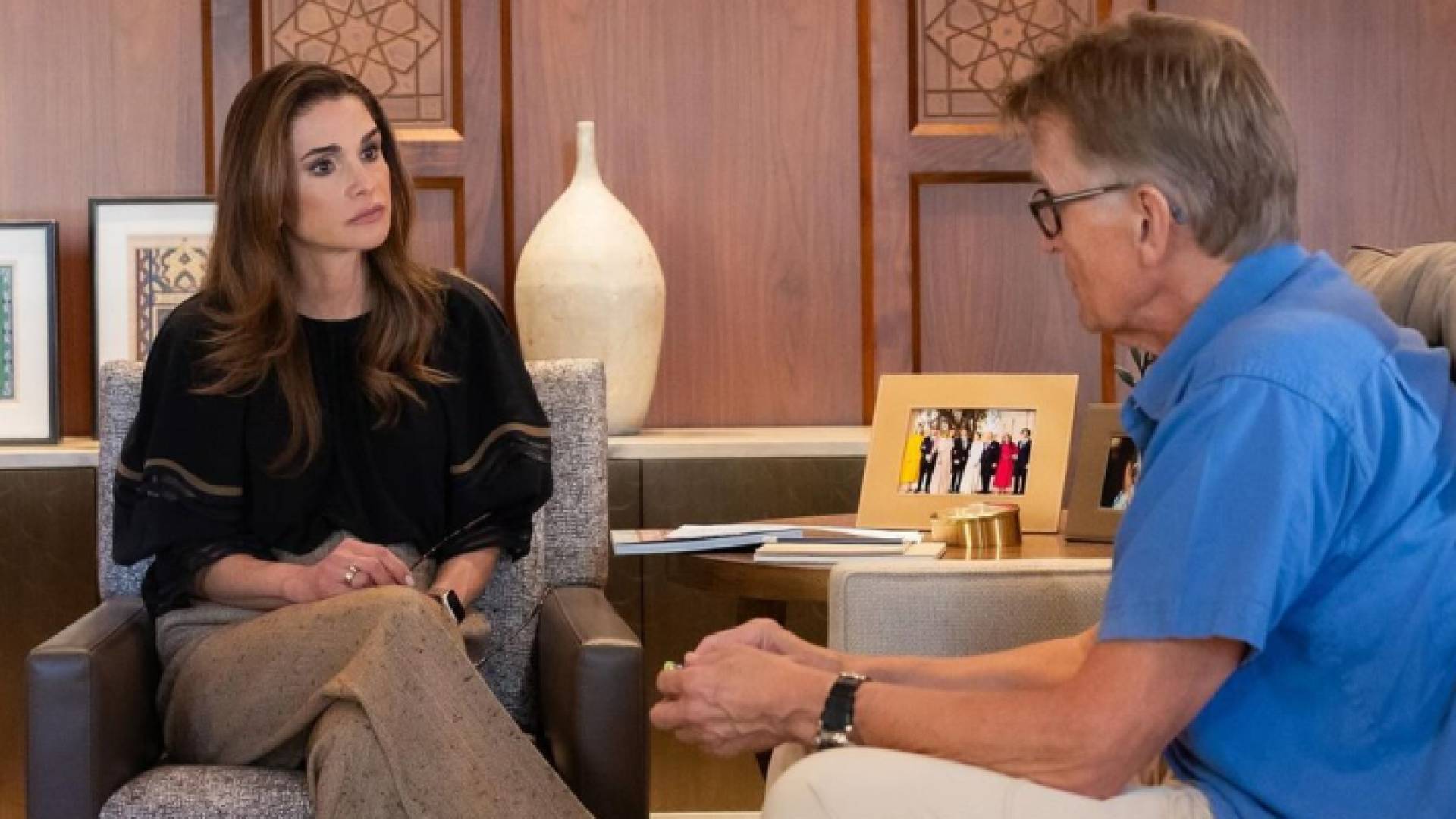 خلال لقاء الملكة رانيا والطبيب النرويجي مادس جيلبرت