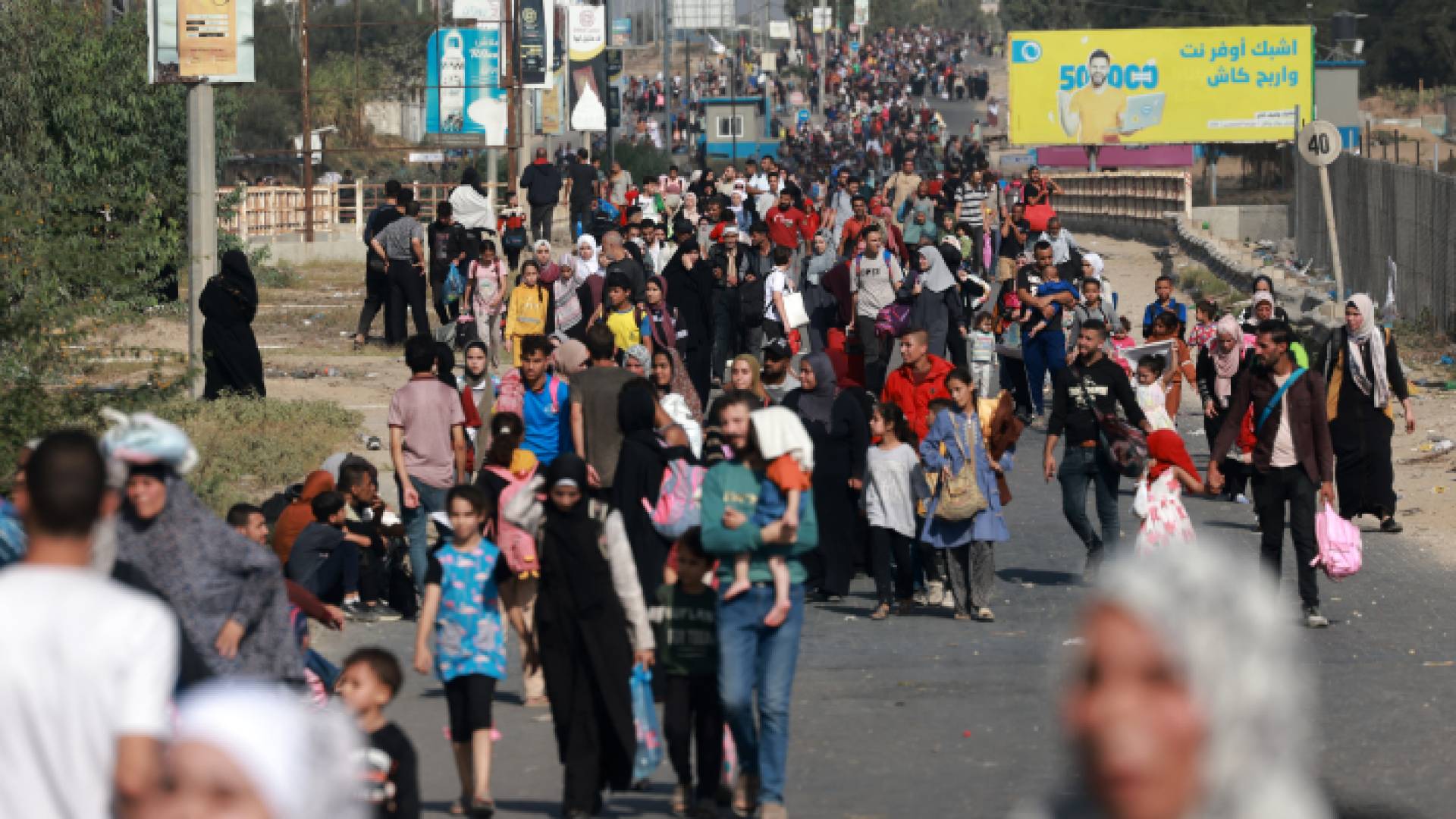 فلسطينيون نازحون من شمال إلى جنوب قطاع غزة