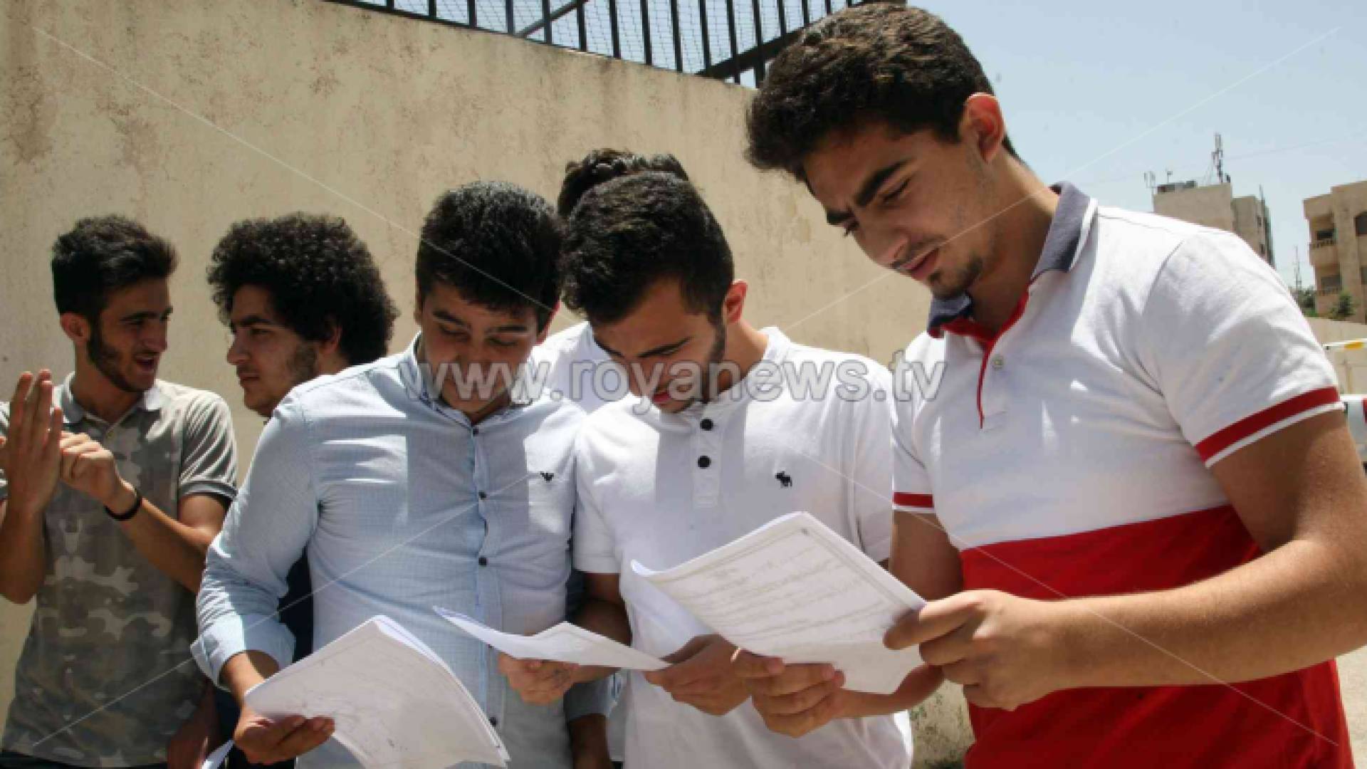 طلبة توجيهي بعد تأدية امتحان أحد المباحث - أرشيفية