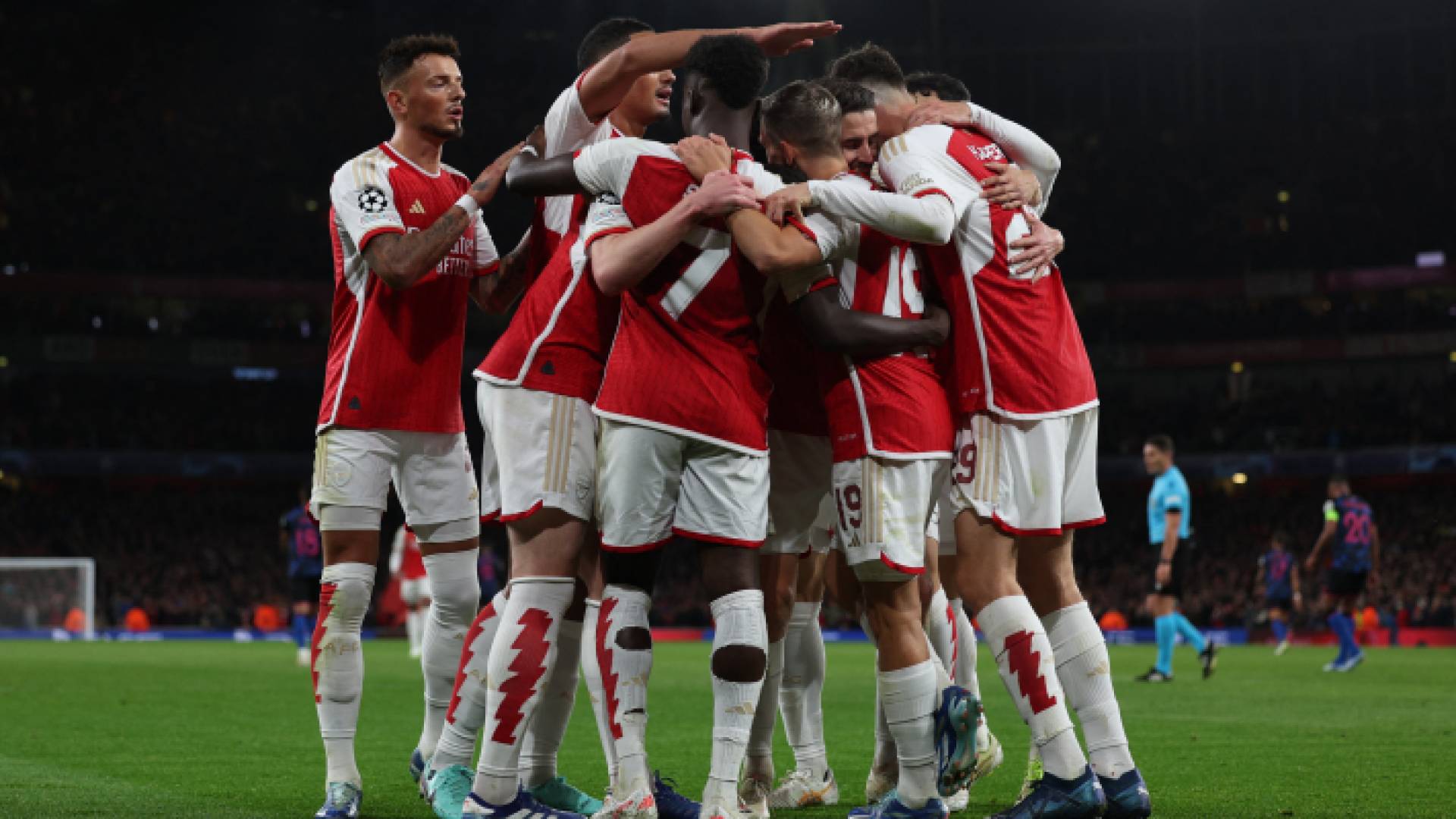 لاعبو آرسنال يحتفلون بهدف