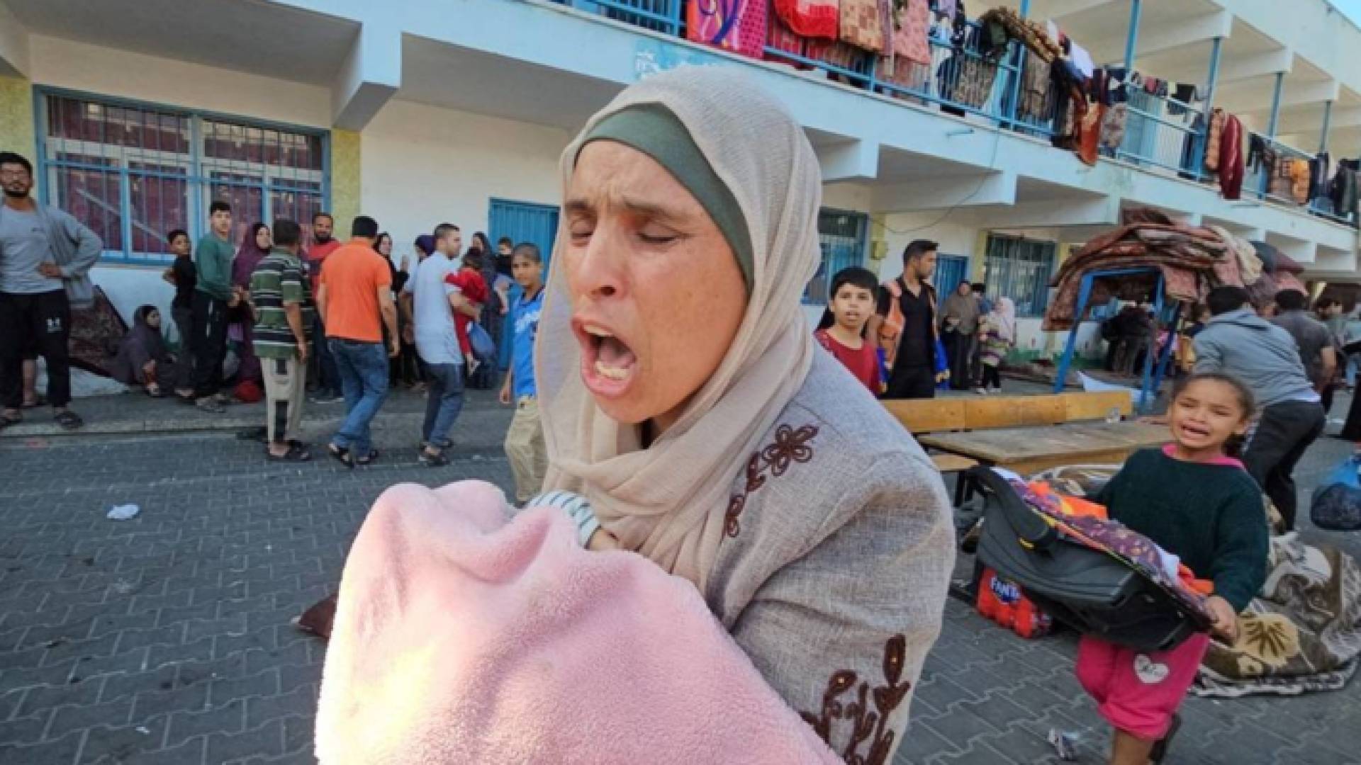 من محيط إحدى مدارس إيواء النازحين في غزة