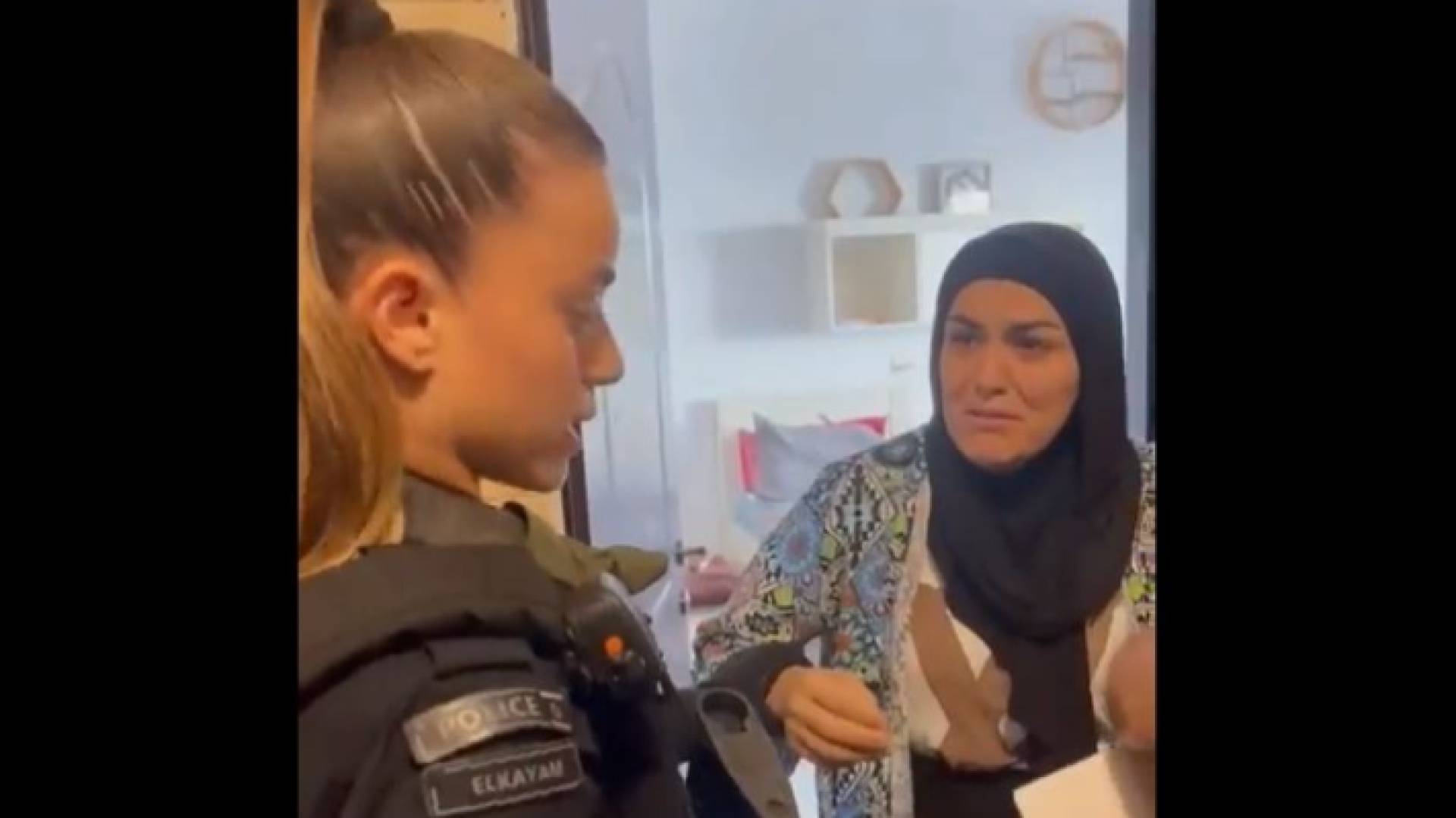 صورة ملتقطة من مقطع الفيديو الذي يظهر لحظة اعتقال شرطة الاحتلال السيدة الفلسطينية