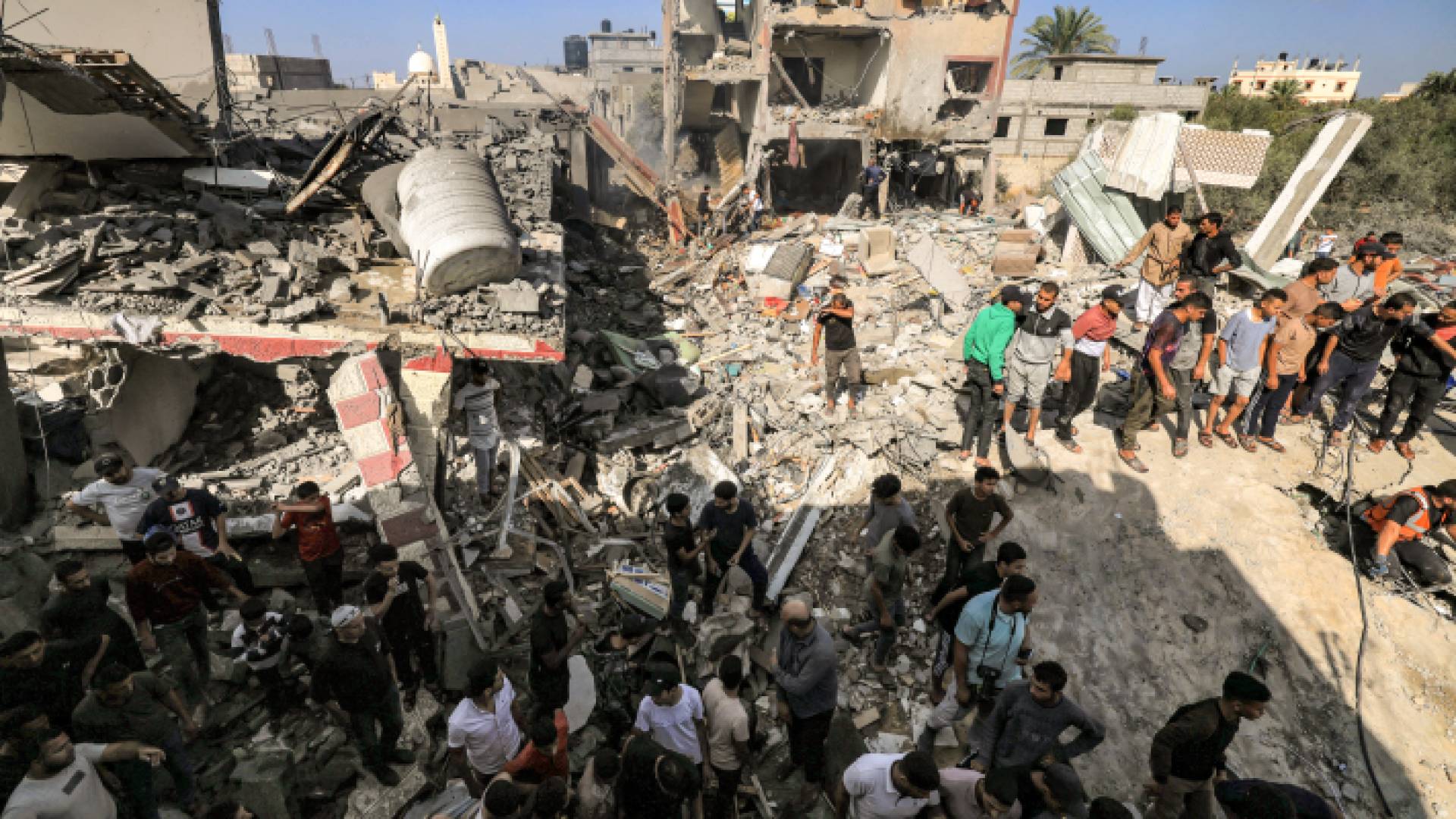 فلسطينيون عقب العدوان على قطاع غزة