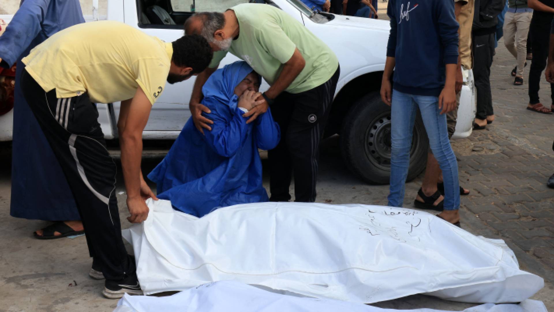 فلسطينية تبكي عند جثمان ابنها الشهيد في قطاع غزة