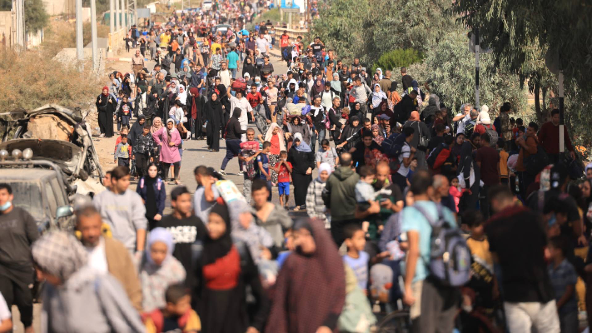 نازحون في شارع صلاح الدين بغزة