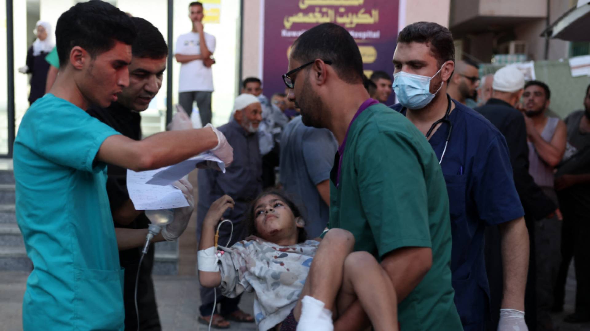 فريق طبي يسعف طفلة مصابة في غزة