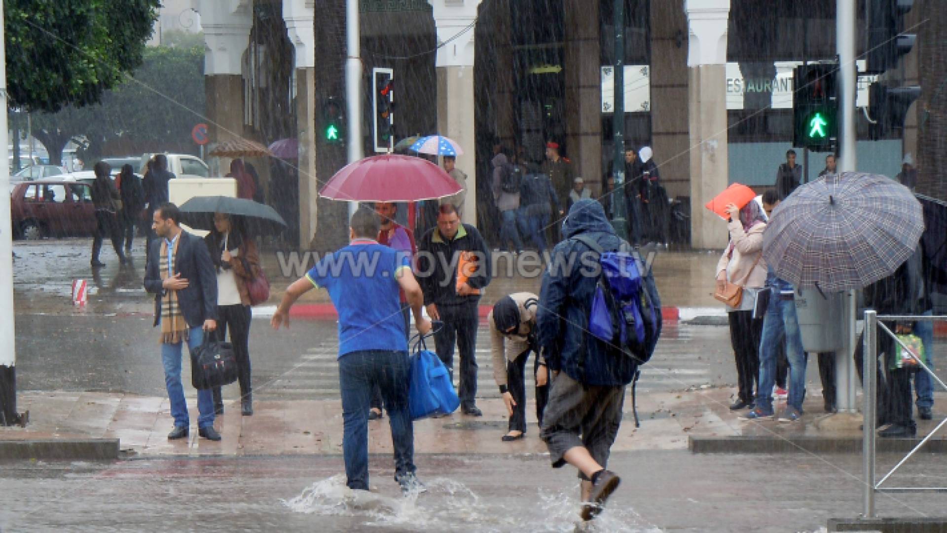 زخات مطرية في أحد شوارع العاصمة عمان