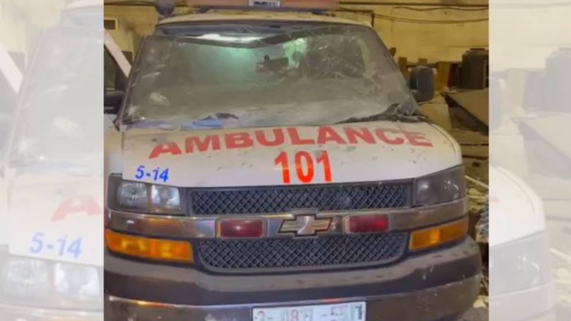 سيارة إسعاف تضررت في قصف الاحتلال لمستشفى العودة بغزة