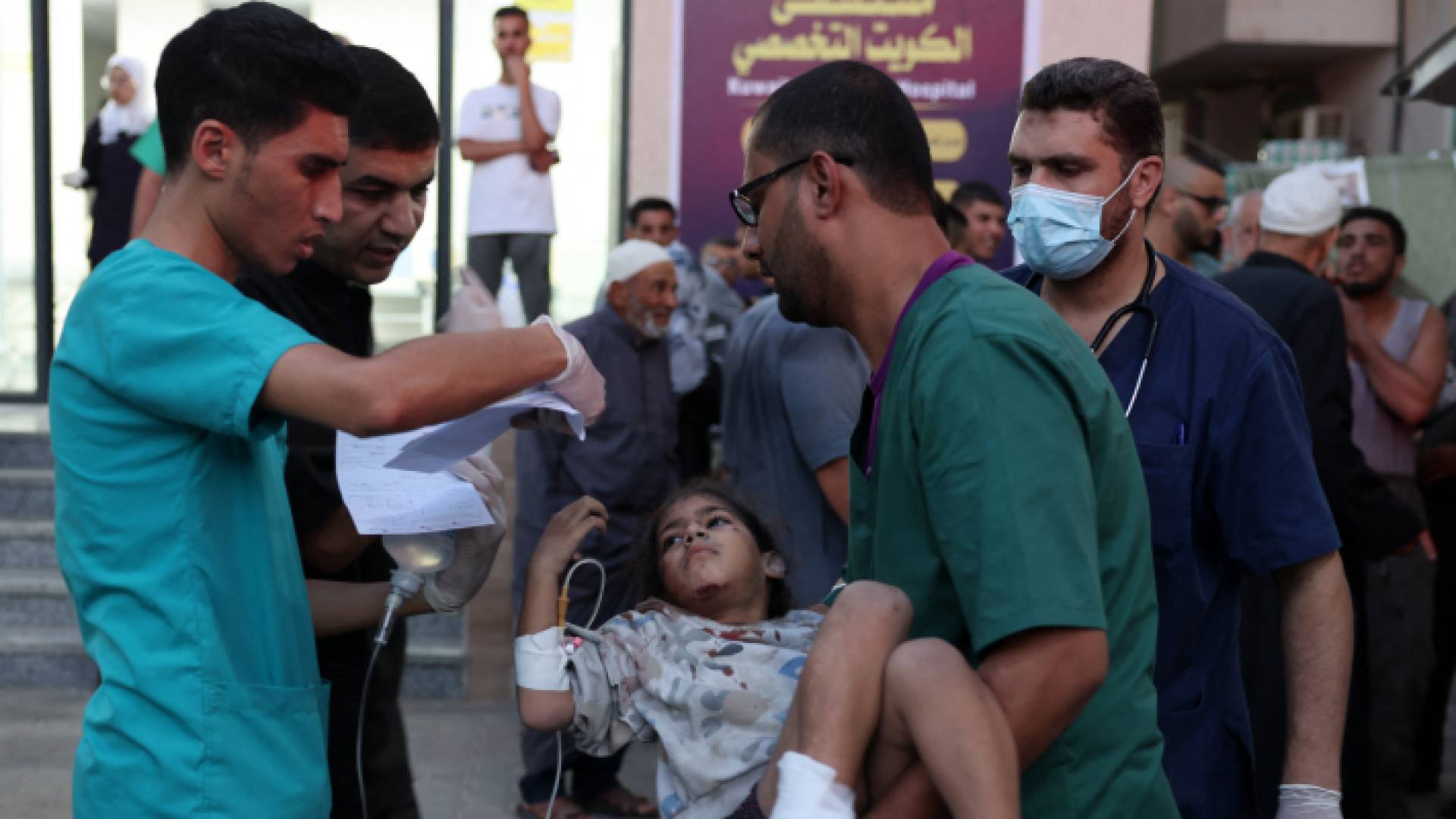 إسعاف طفلة مصابة في غزة