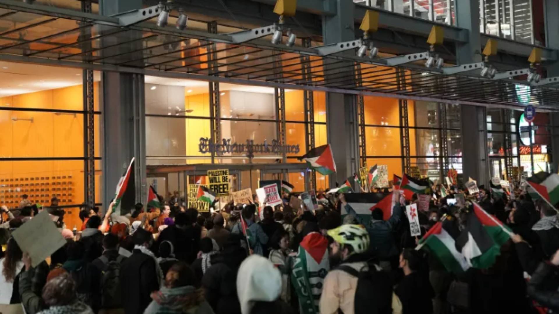 كتاب وصحفيو نيويورك تايمز أثناء وقفتهم الاحتجاجية