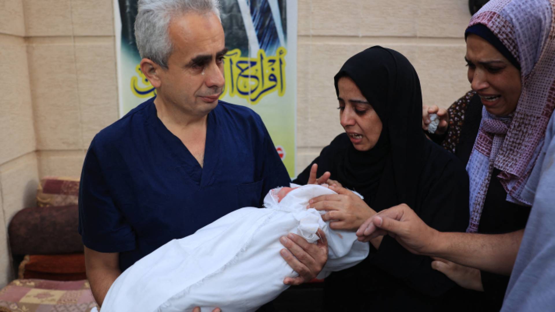 فلسطينيون يودعون صغيرهم الشهيد جراء قصف الاحتلال