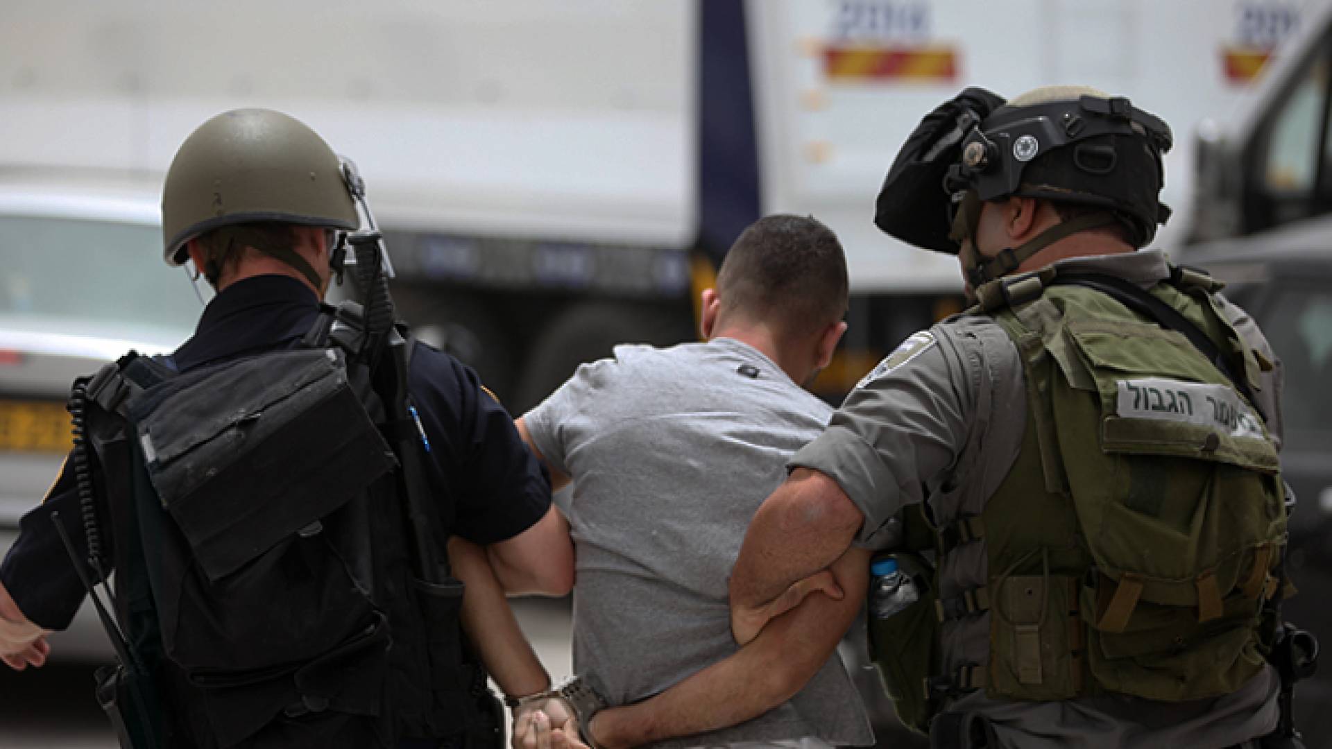 عنصران من قوات الاحتلال الإسرائيلي يعتقلان فلسطينيا - أرشيفية