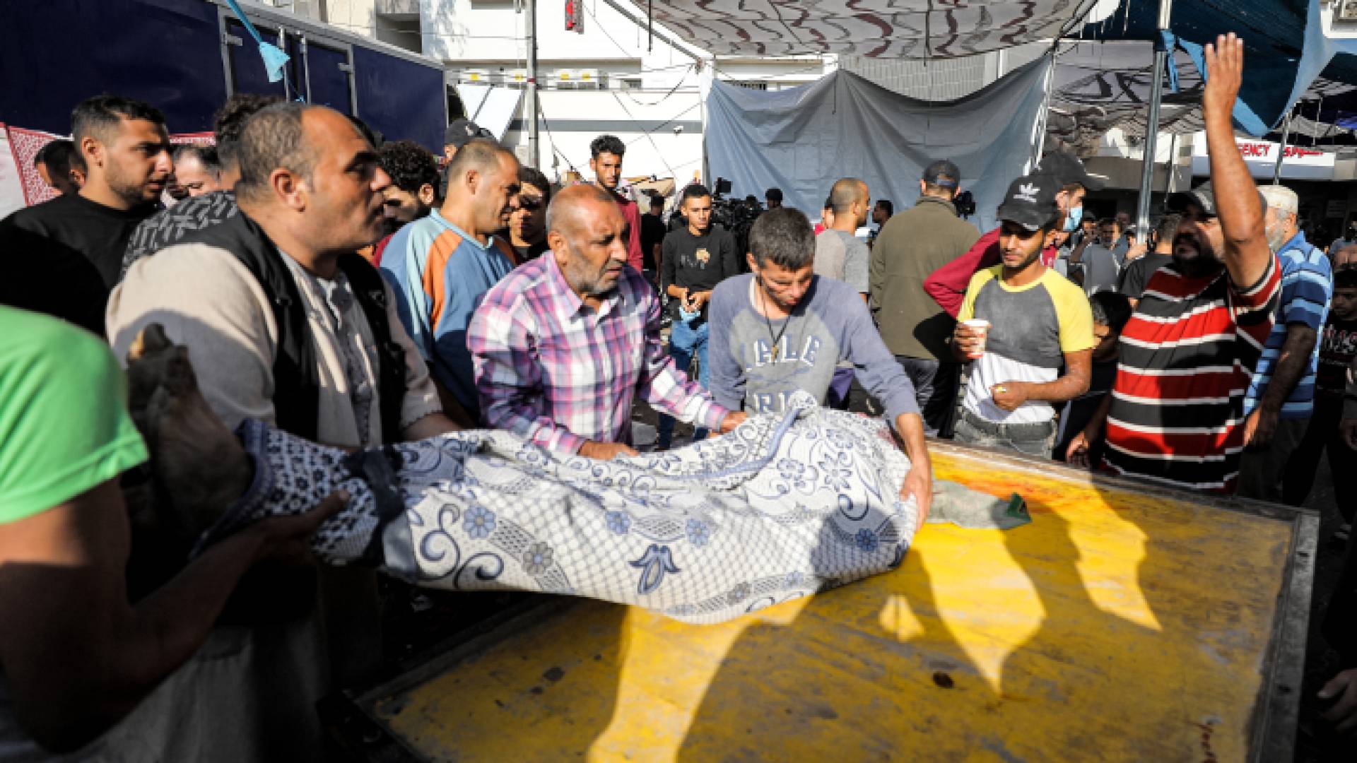 فلسطينيون من امام احدى مستشفيات غزة