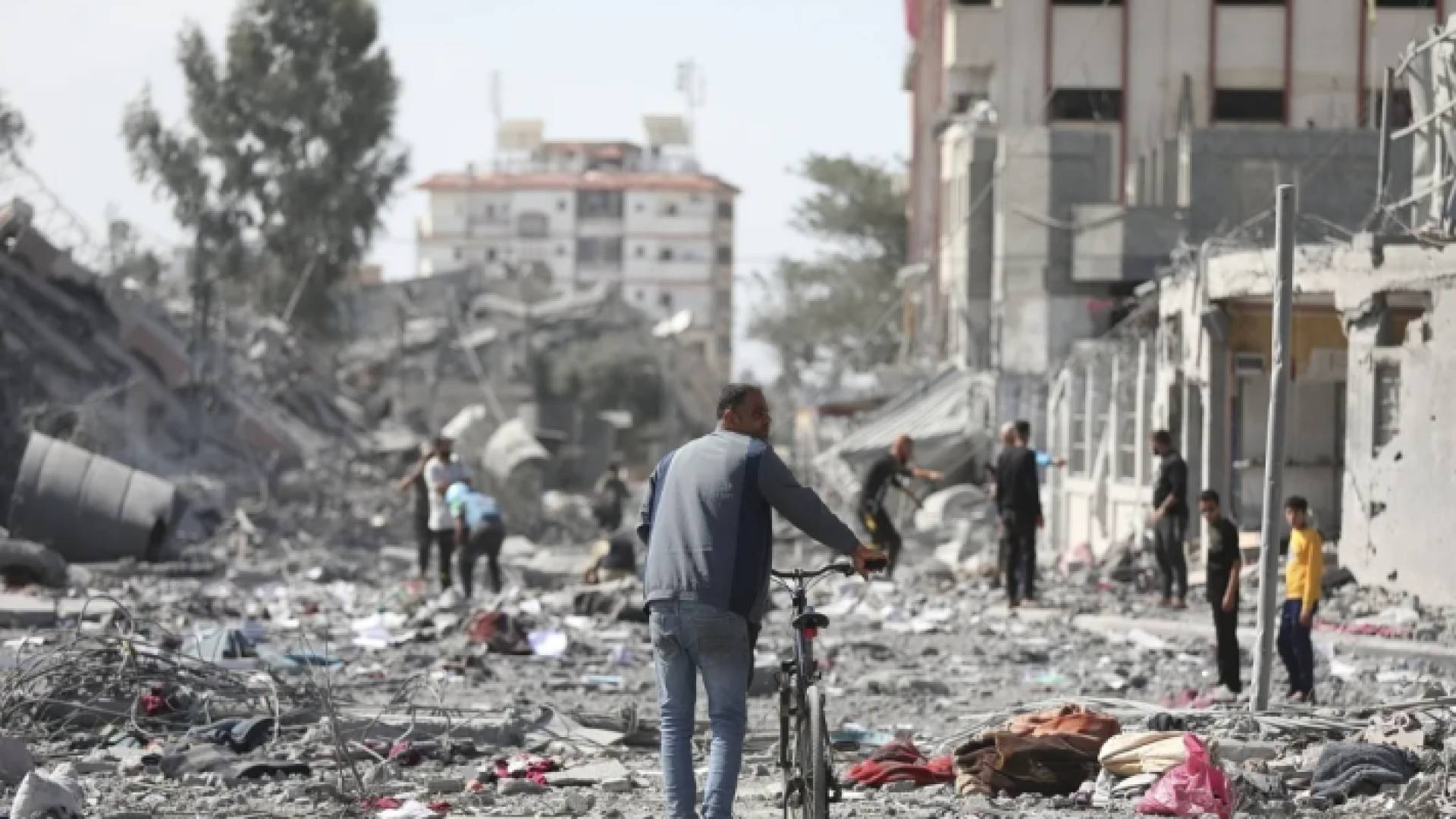 فلسطينيون عقب قصف الاحتلال الإسرائيلي لمنازلهم في قطاع غزة