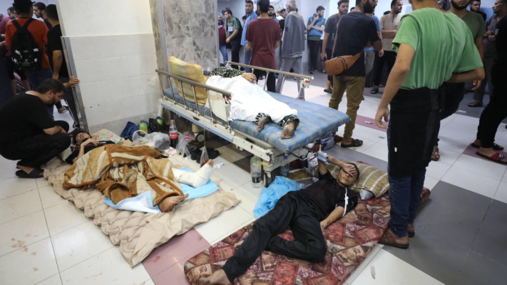 مصابون جراء قصف الاحتلال الإسرائيلي على قطاع غزة داخل مستشفى الشفاء