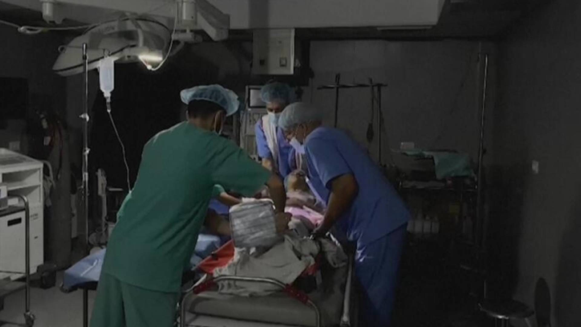 عملية جراحية دون إضاءة في غزة