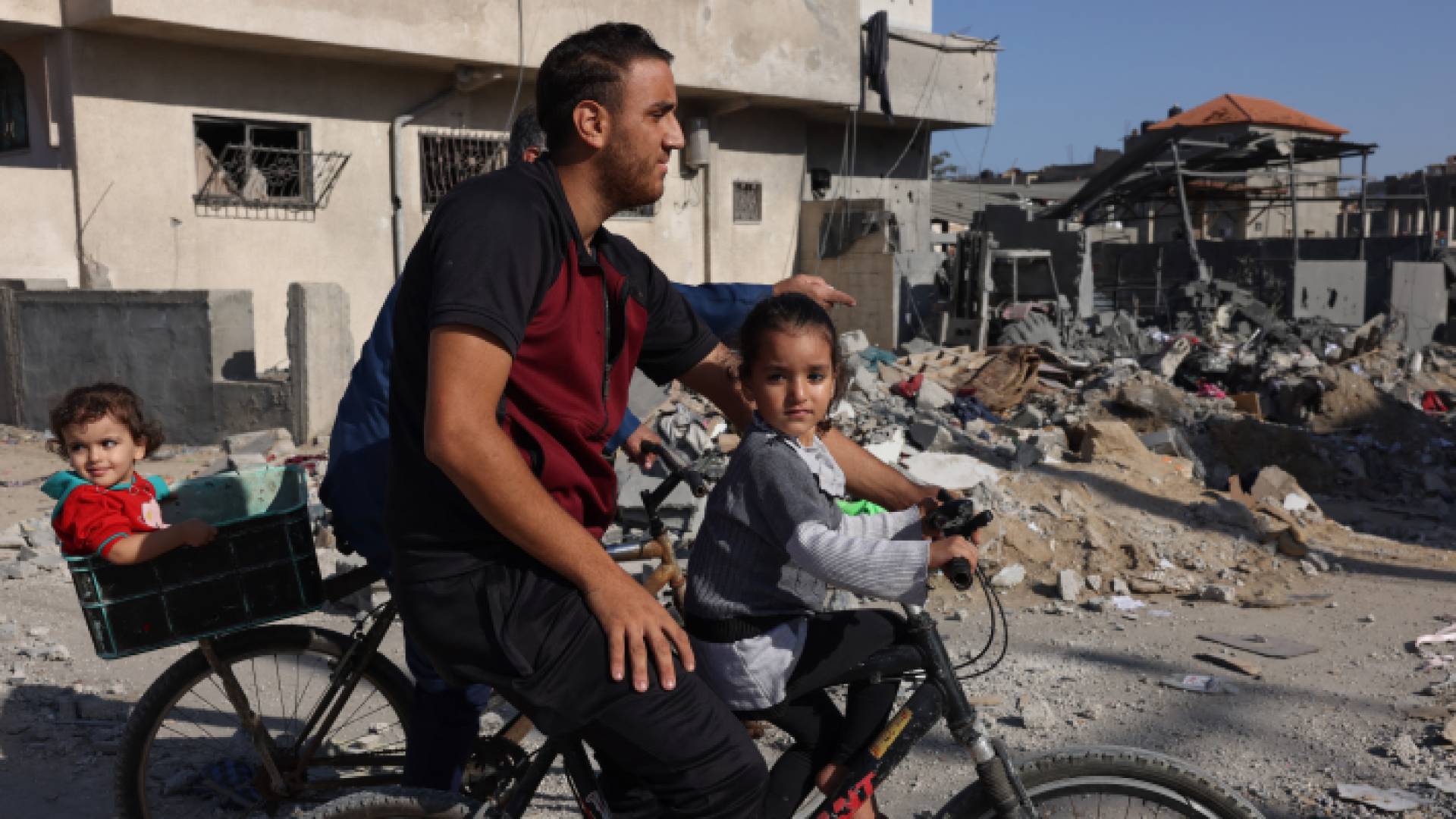 أطفال عقب دمار منزل في غزة