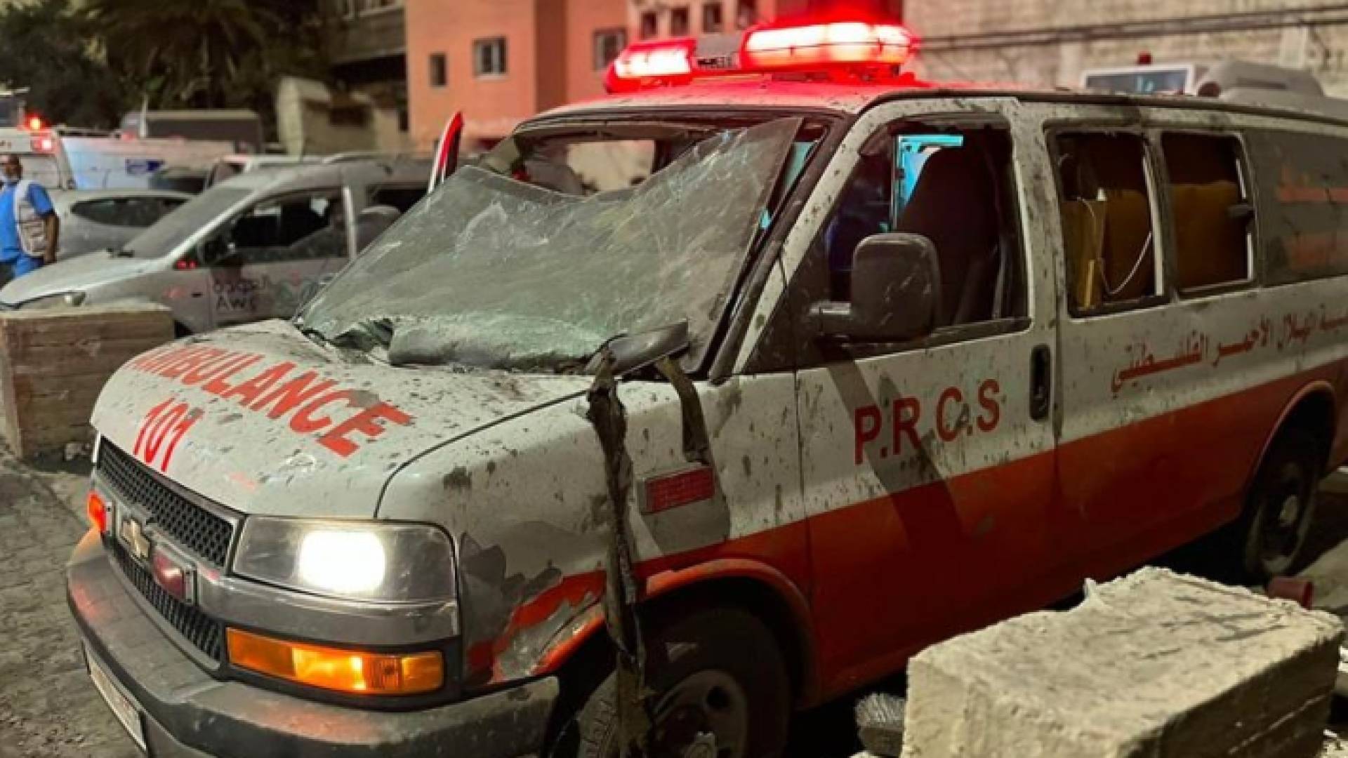 سيارة إسعاف مدمرة جراء القصف