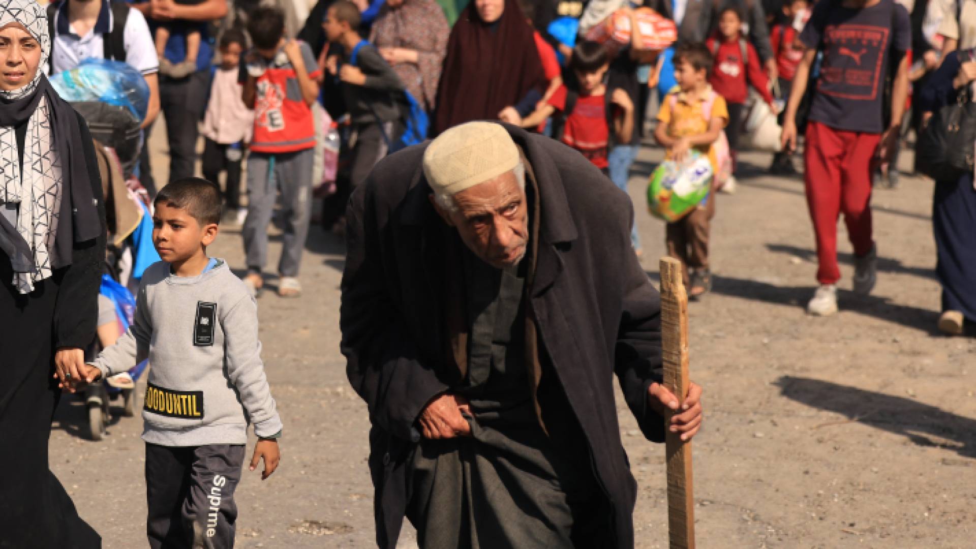 فلسطيني ينزح من شمال قطاع غزة إلى جنوبه