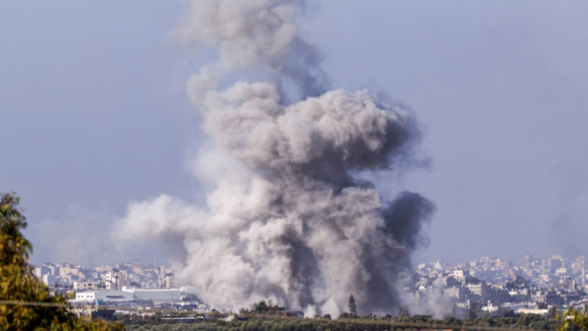 اعمدة دخان تتصاعد في سماء غزة جراء قصف الاحتلال الإسرائيلي لمناطق في غزة