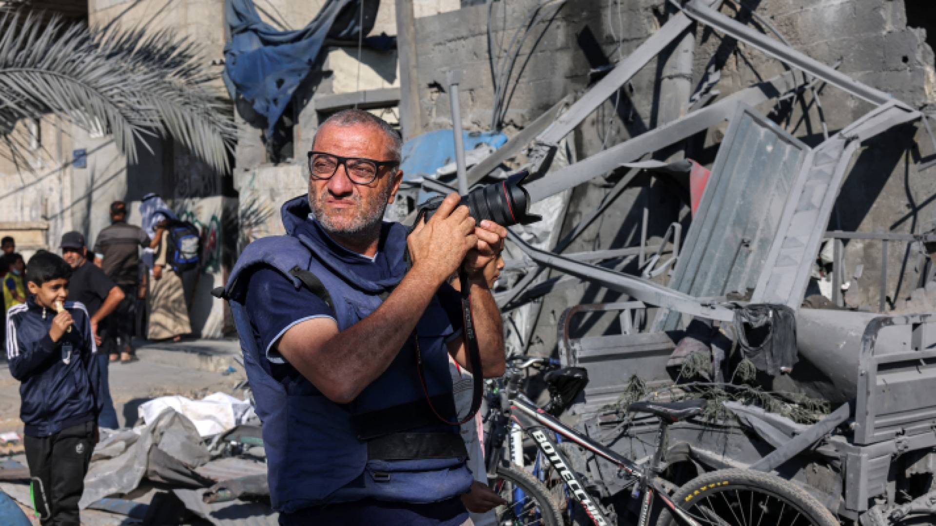 مصور صحفي يصور الدمار الذي خلفه قصف الاحتلال الإسرائيلي
