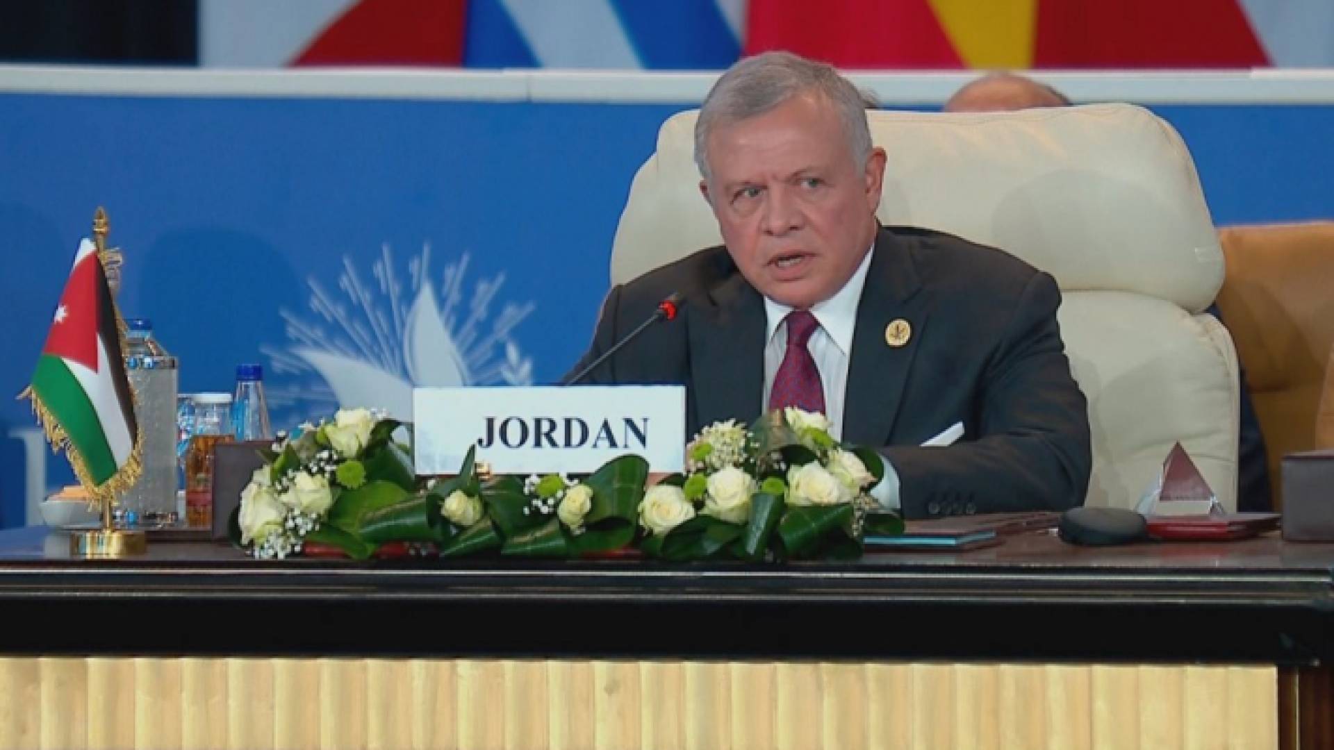 الملك عبد الله الثاني خلال مشاركته في قمة القاهرة للسلام (الديوان الملكي الهاشمي)