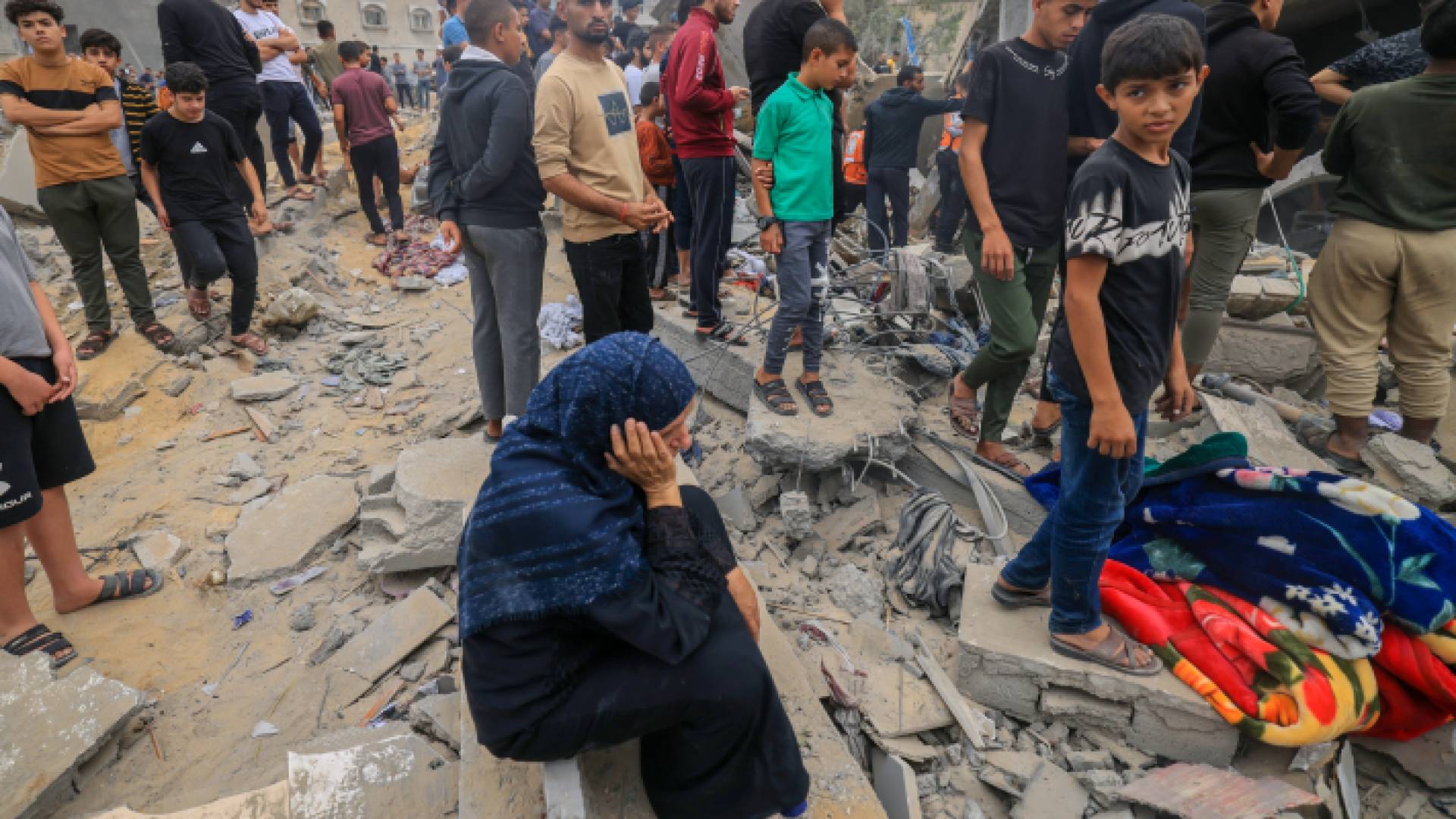 فلسطينيون عقب قصف الاحتلال الإسرائيلي لمنازلهم في قطاع غزة