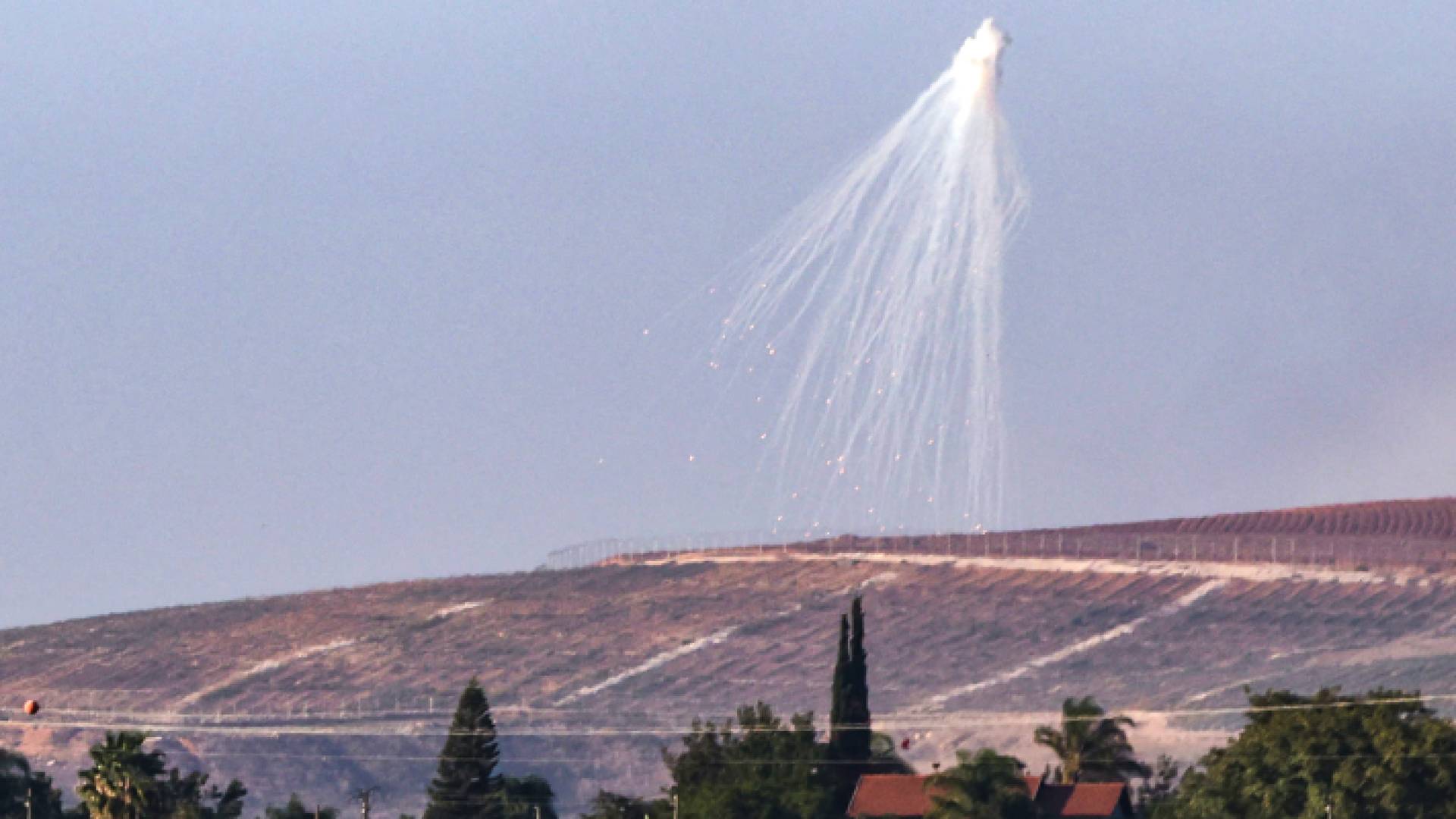 قذيفة أطلقتها قوات الاحتلال فوق التلال في جنوب لبنان
