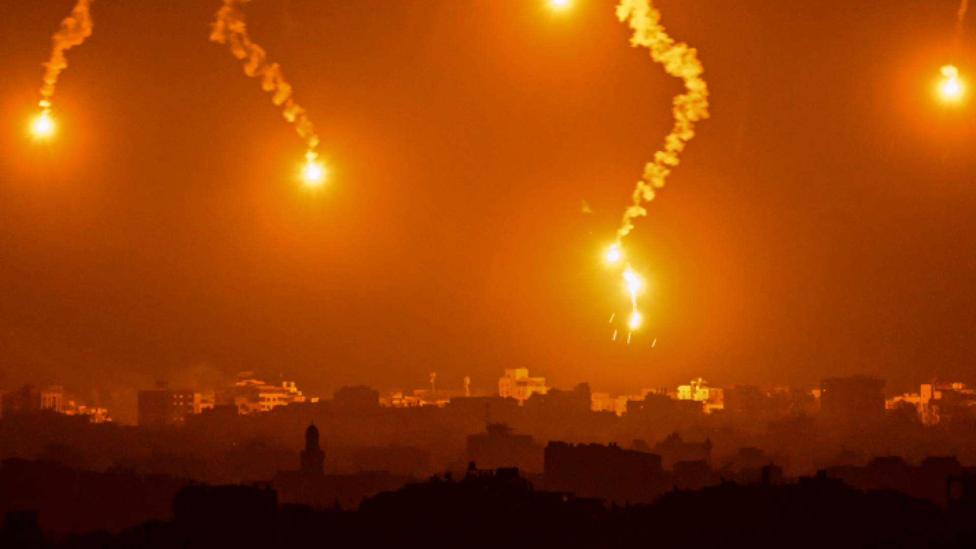 إطلاق قنابل مضيئة في محيط مستشفى الشفاء