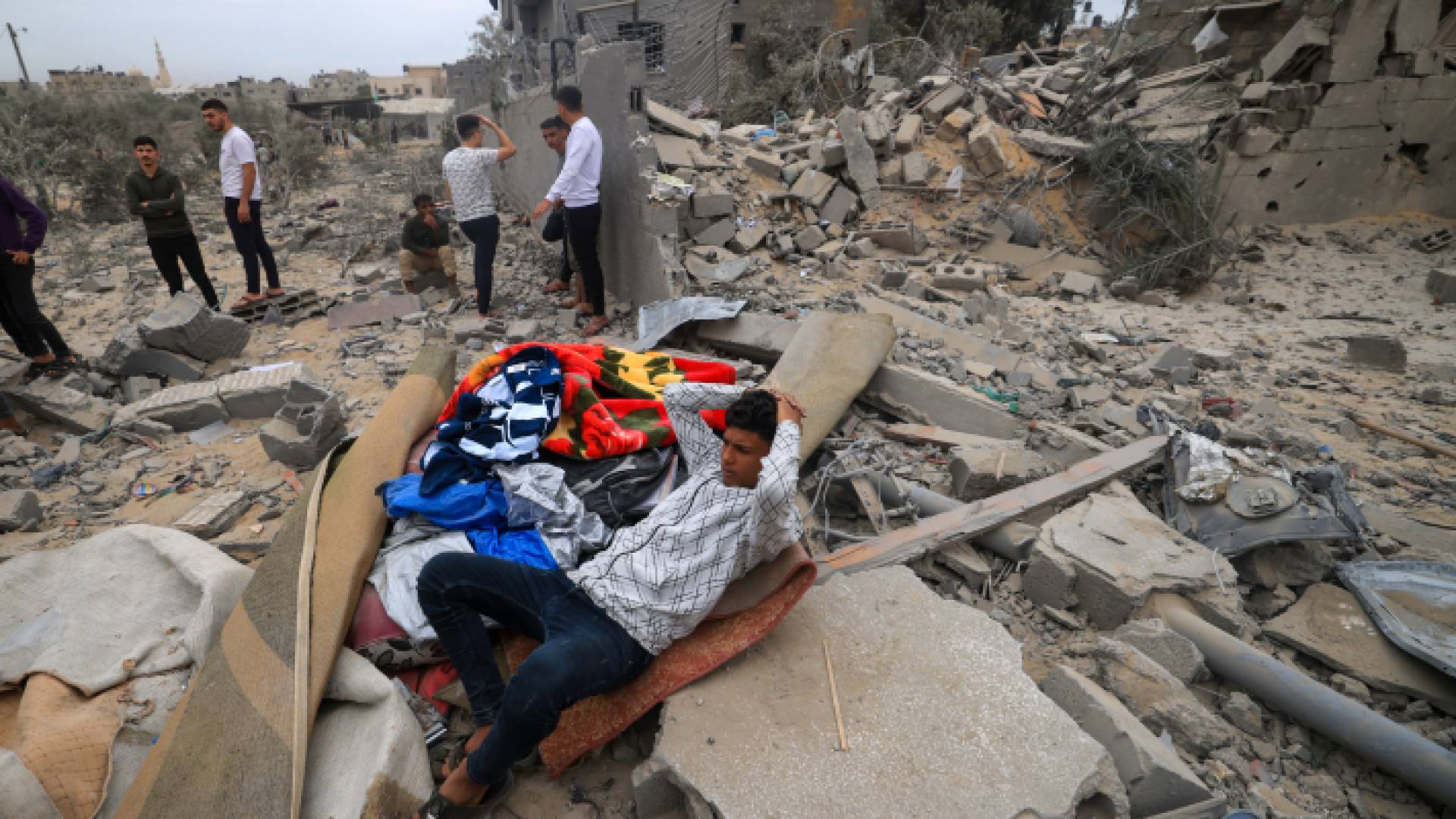 فلسطيني يجلس على أنقاض منزله في غزة بعد قصف العدوان