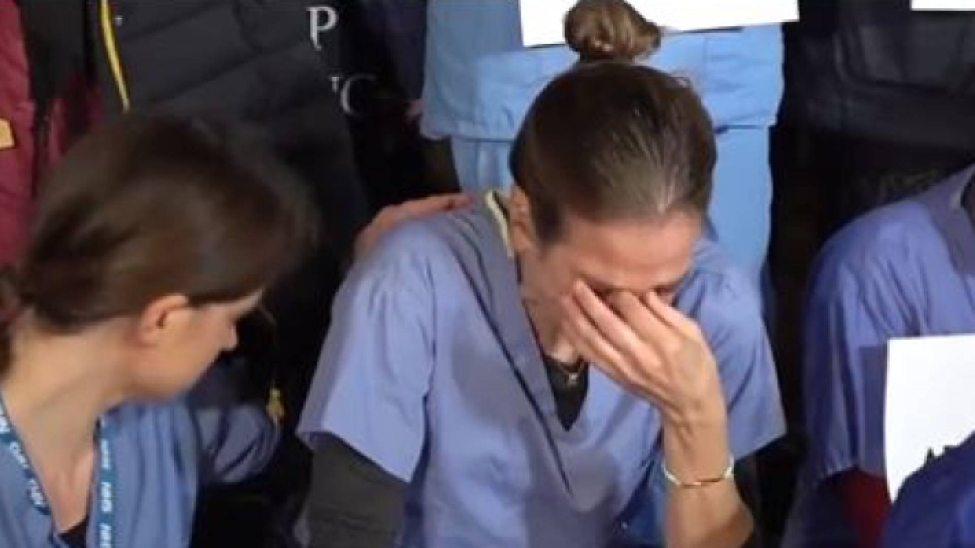 بكاء الطبيبة البريطانية أثناء قراءتها رسالة من مدير مستشفى الشفاء في غزة