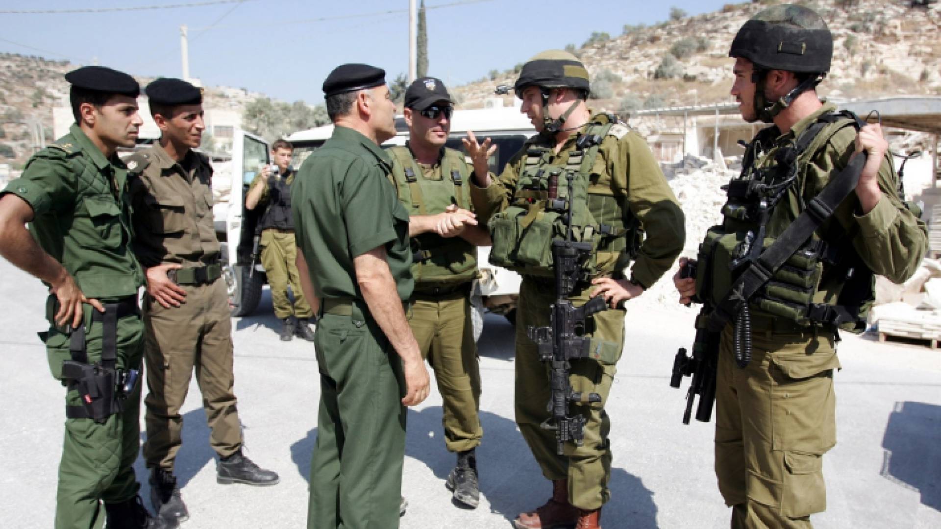 جيش الاحتلال وعناصر من الأمن الفلسطيني "التنسيق الأمني"