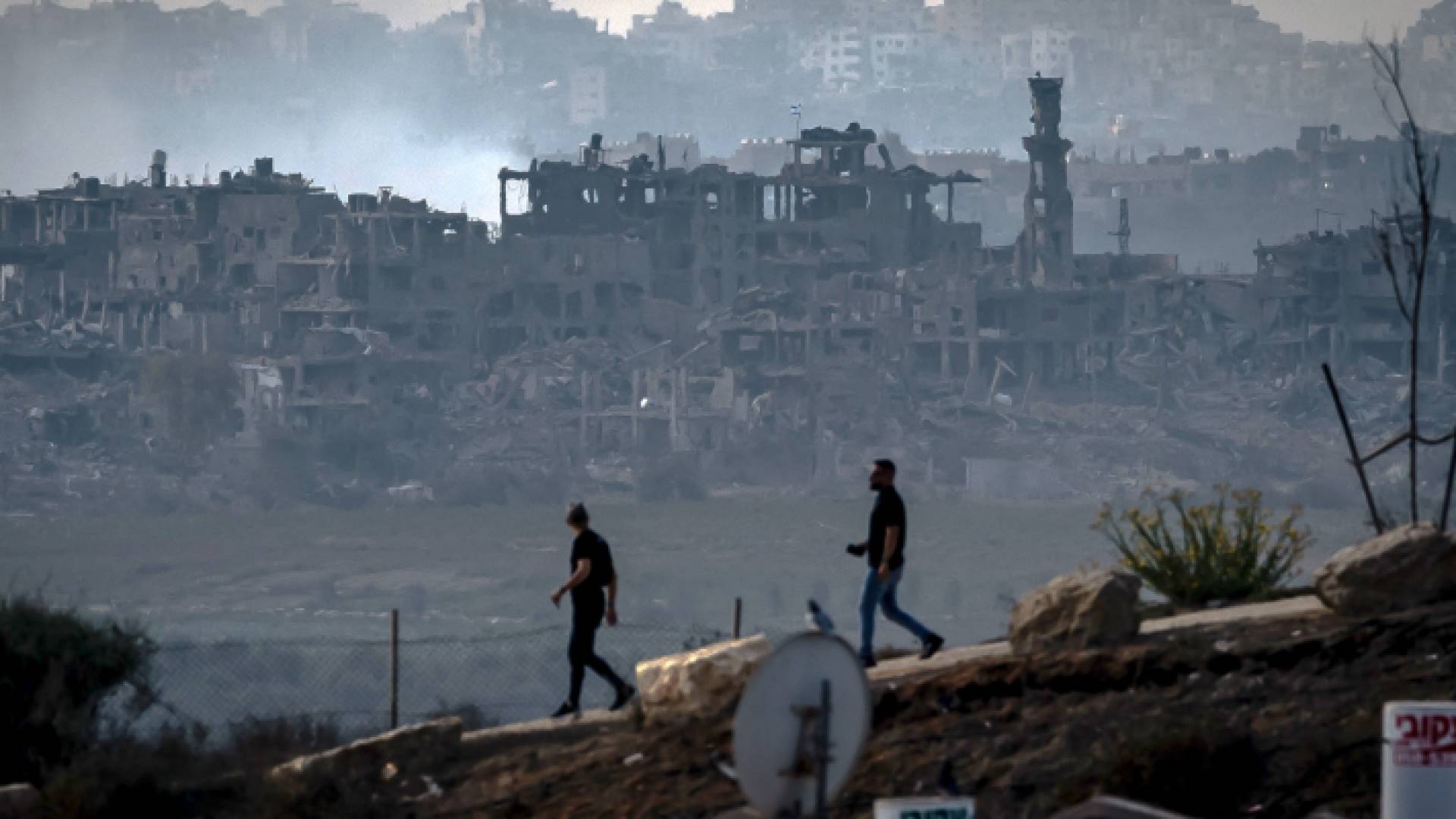 أشخاص يسيرون على طول الحدود مع قطاع غزة