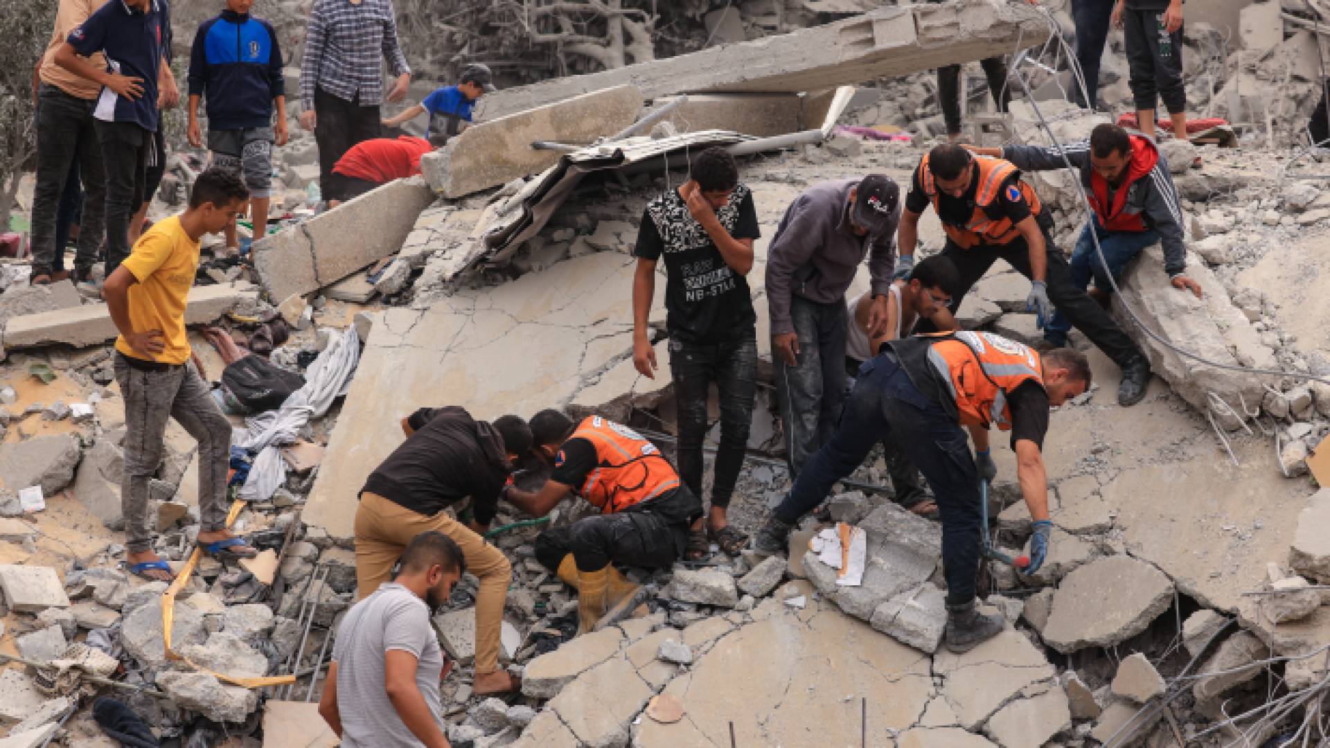 مسفعون يبحثون عن شهداء وناجين