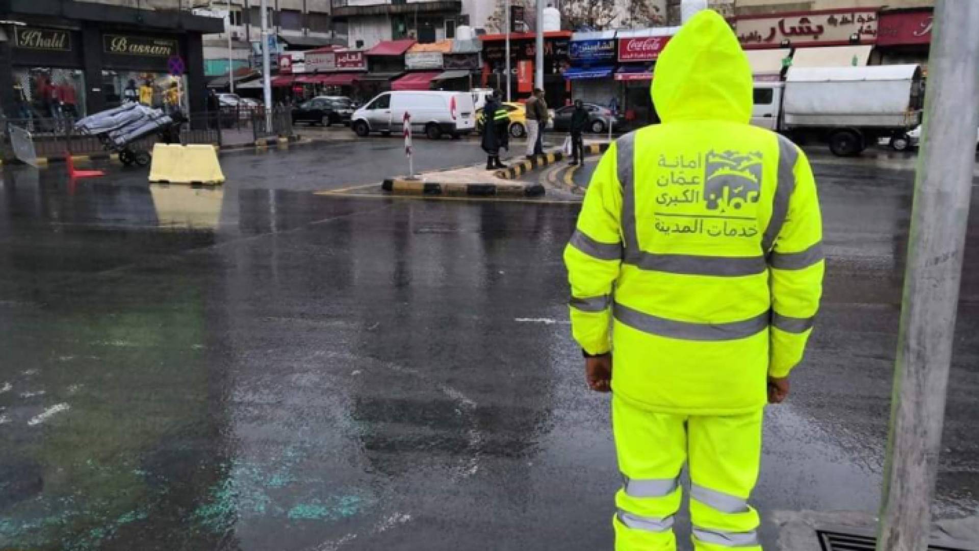 عامل وطن في أحد شوارع العاصمة عمان