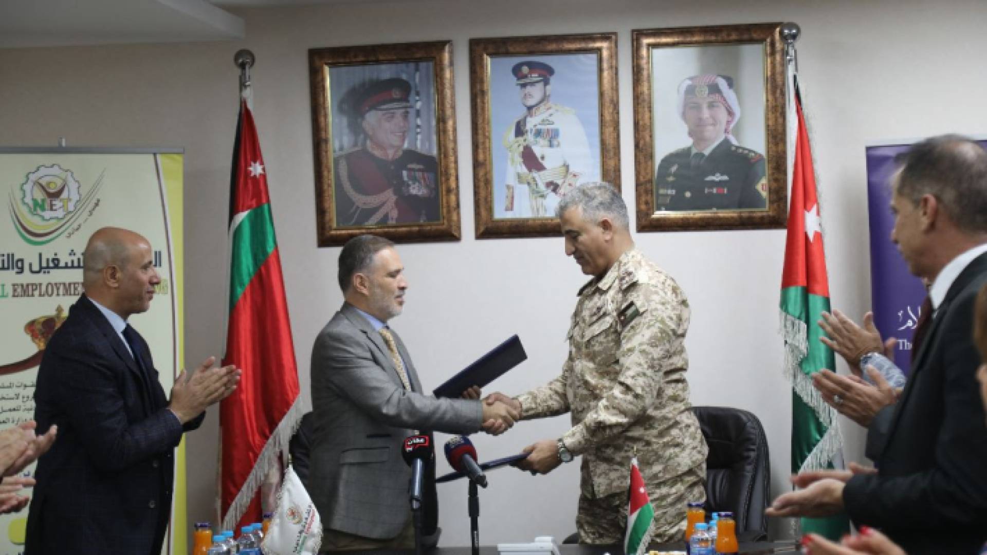 الصورة خلال توقيع الاتفاقية