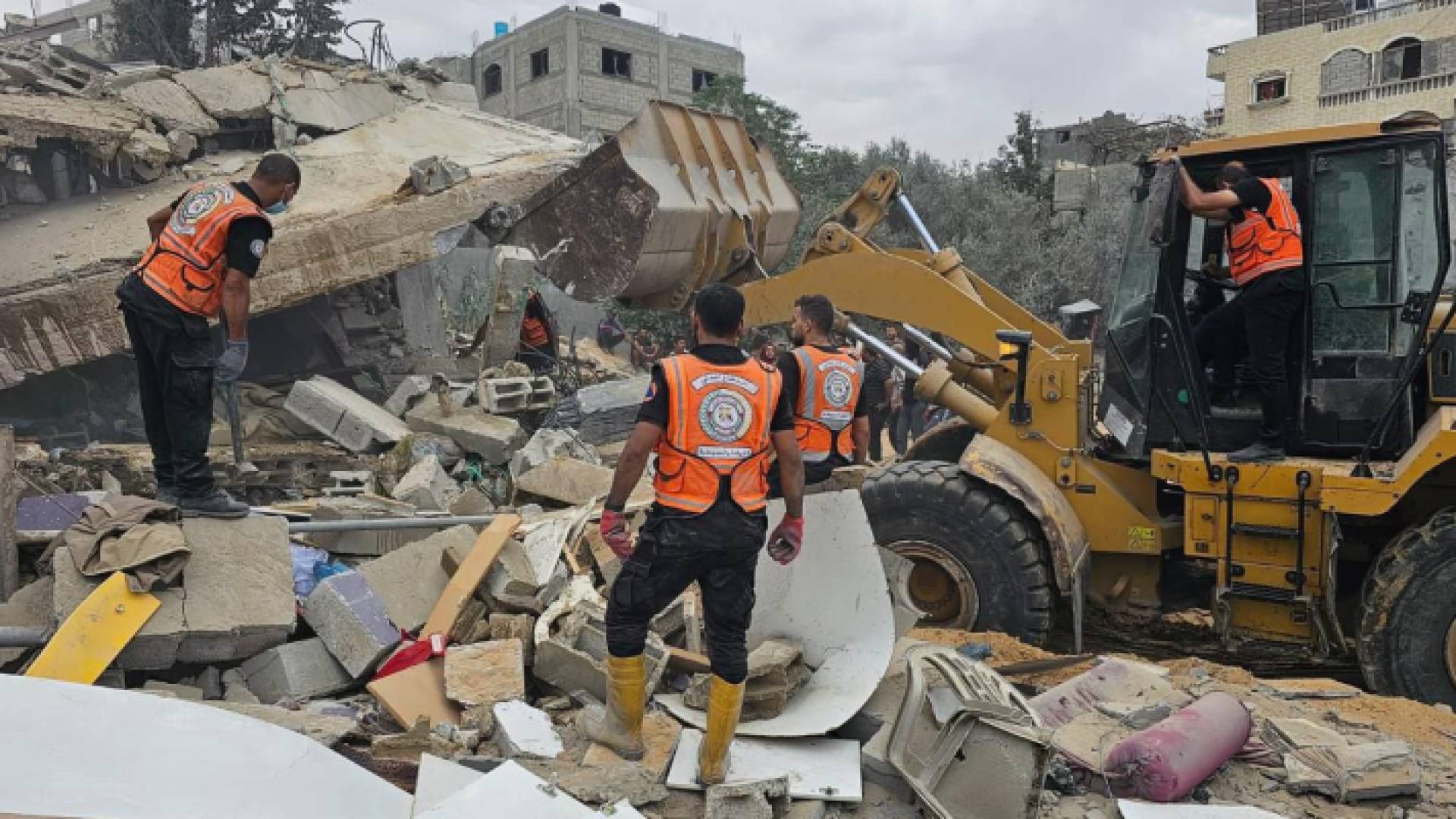 مسعفون يبحثون عن ناجين وشهداء تحت منزل تعرض للقصف في قطاع غزة