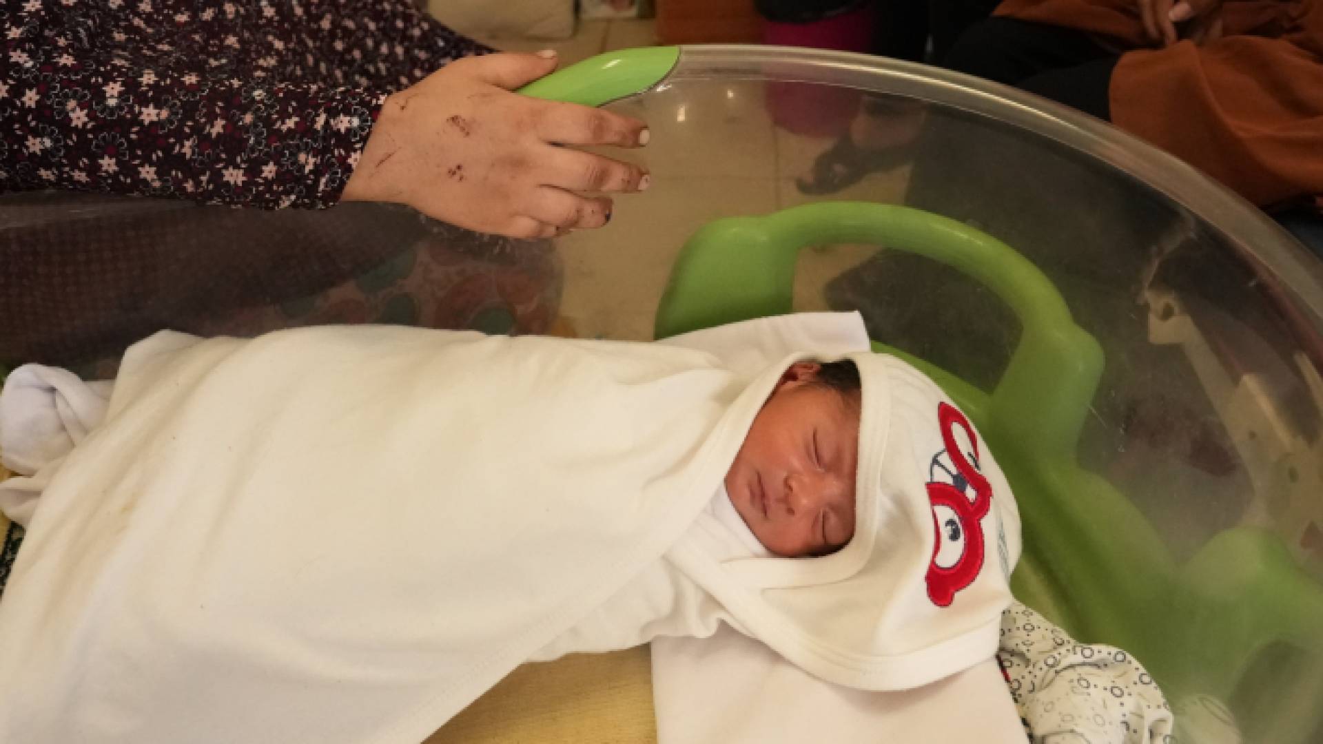 رضيع حديث الولادة في قطاع غزة