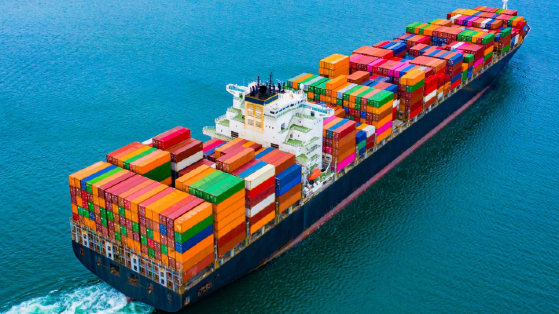 باخرة محملة بحاويات بضائع