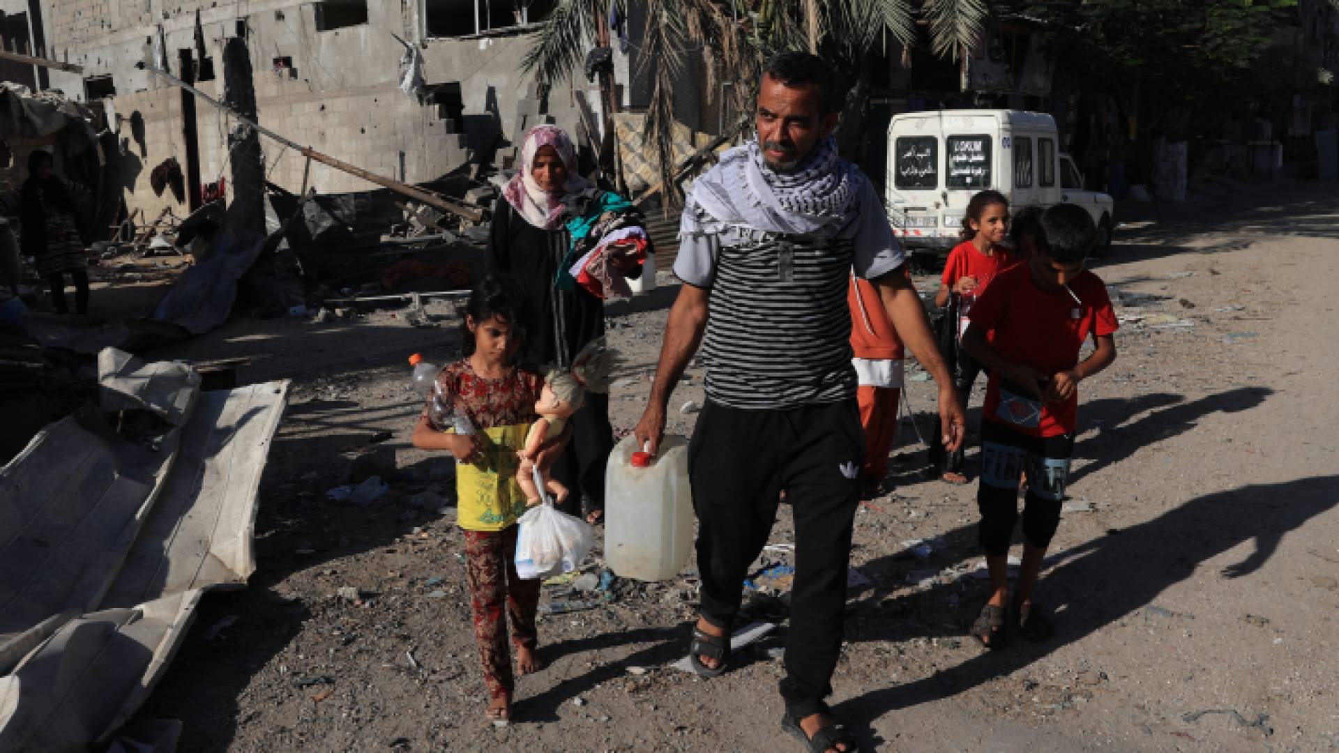 فلسطينيون يخرجون من ديارهم عقب العدوان على غزة