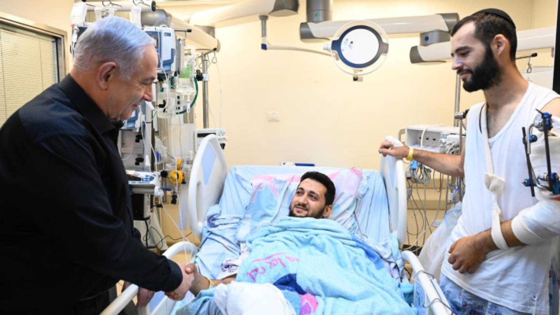 نتنياهو في زيارة أحد مصابي العدوان على غزة