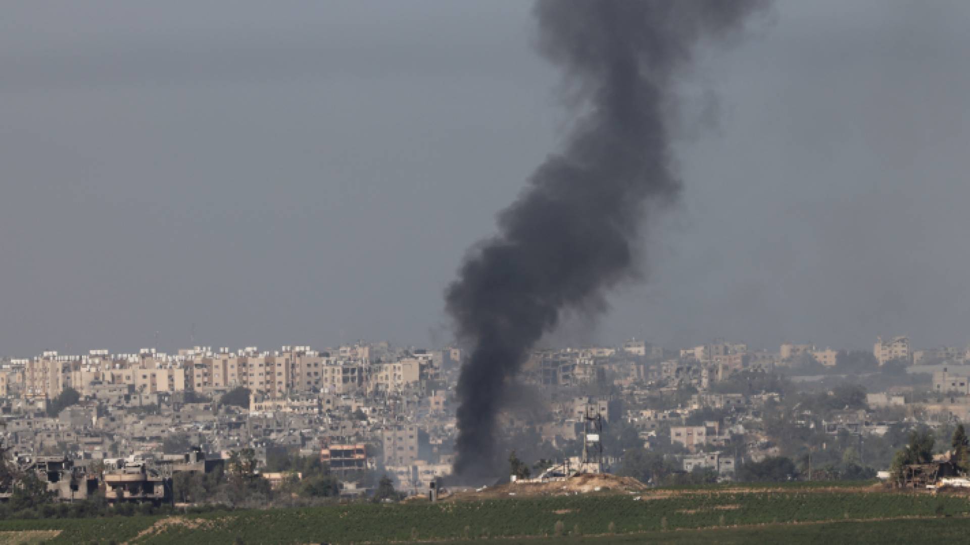 أعمدة دخان تتصاعد بعد قصف الاحتلال الإسرائيلي في قطاع غزة