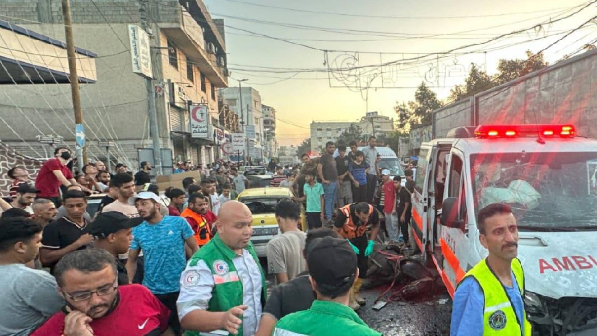 استهداف اسعافات مجمع الشفاء الطبي