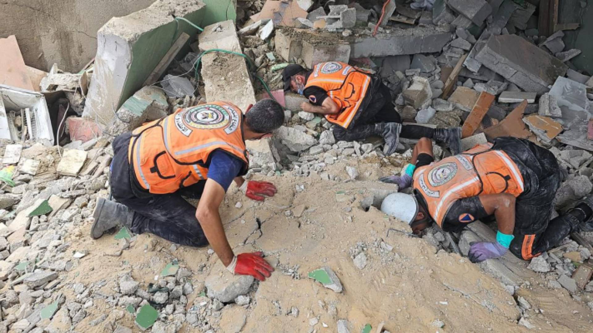 مسعفون يبحثون عن ناجين وشهداء تحت منزل تعرض للقصف في قطاع غزة