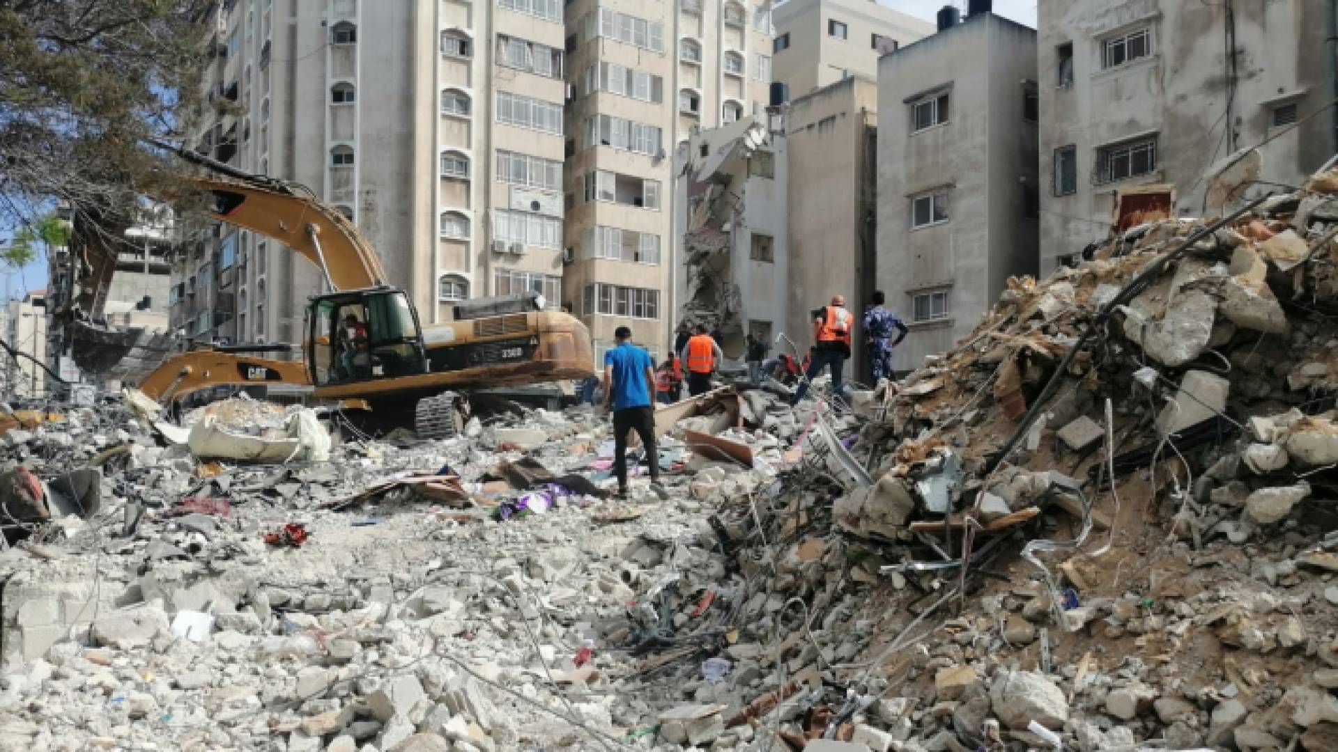 استمرار استهداف الاحتلال مجمع الشفاء الطبي بغزة