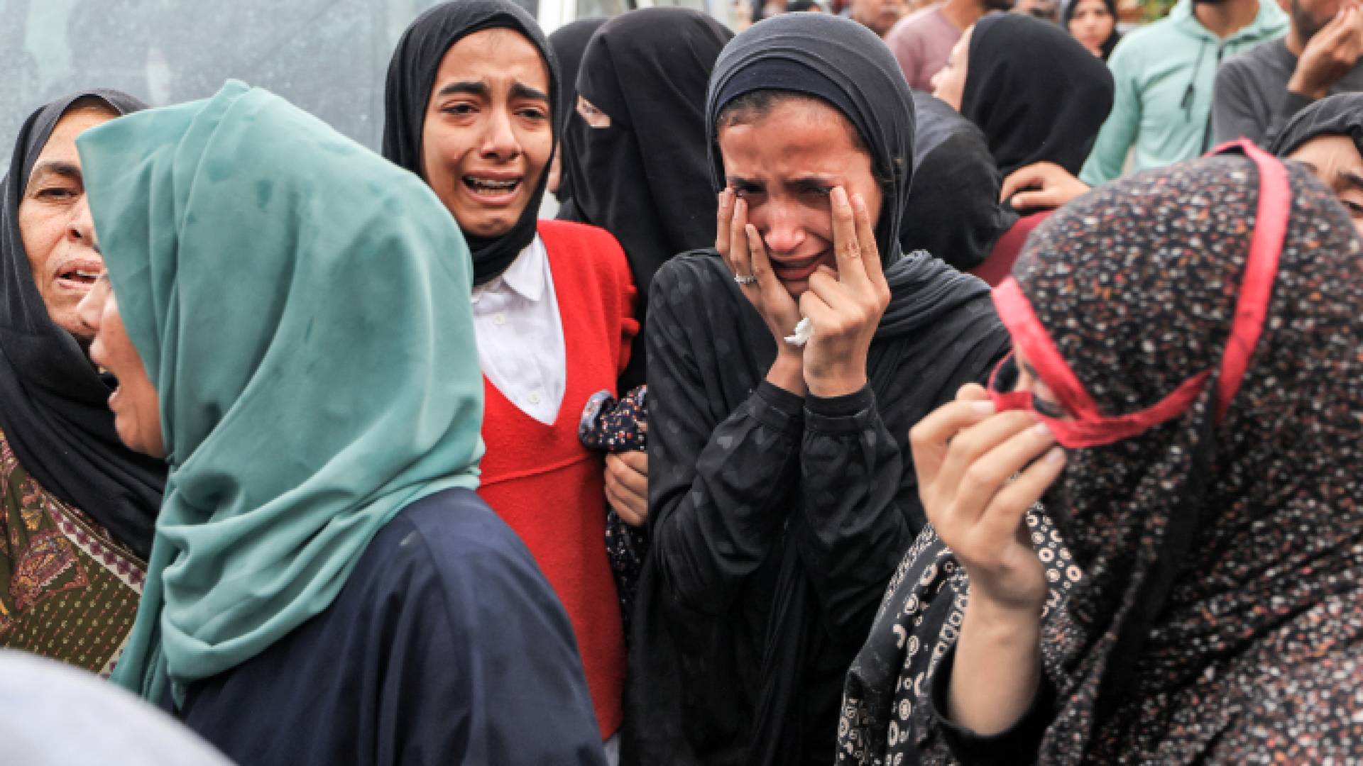 نساء فلسطينيات يبكين في قطاع غزة إثر استمرار عدوان الاحتلال