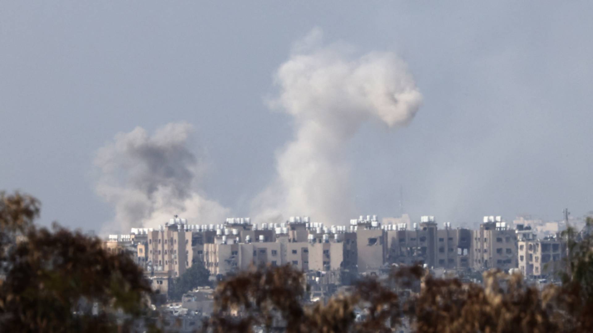 اعمدة دخان تتصاعد في سماء غزة جراء قصف الاحتلال الإسرائيلي لمناطق في غزة