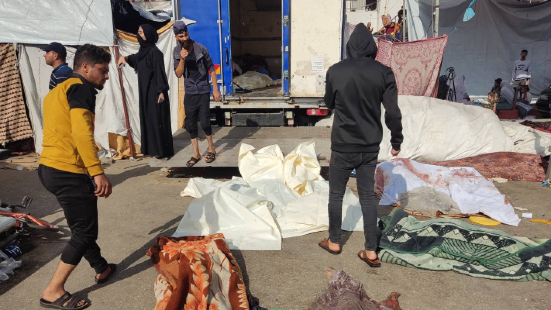 فلسطينيون في ساحات مستشفى بغزة